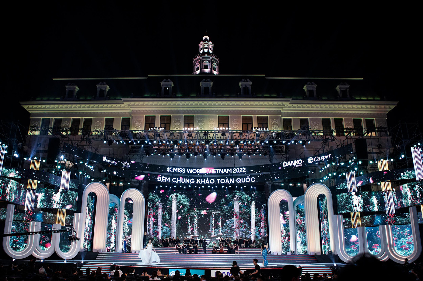 Trong đêm chung khảo, sau khi công bố Top 45 thí sinh được bước tiếp vào vòng trong, các cô gái đã có phần thể hiện vô cùng kiêu kỳ và lộng lẫy trong những mẫu đầm dạ hội của 2 NTK Brian Võ và Hoàng Tony.