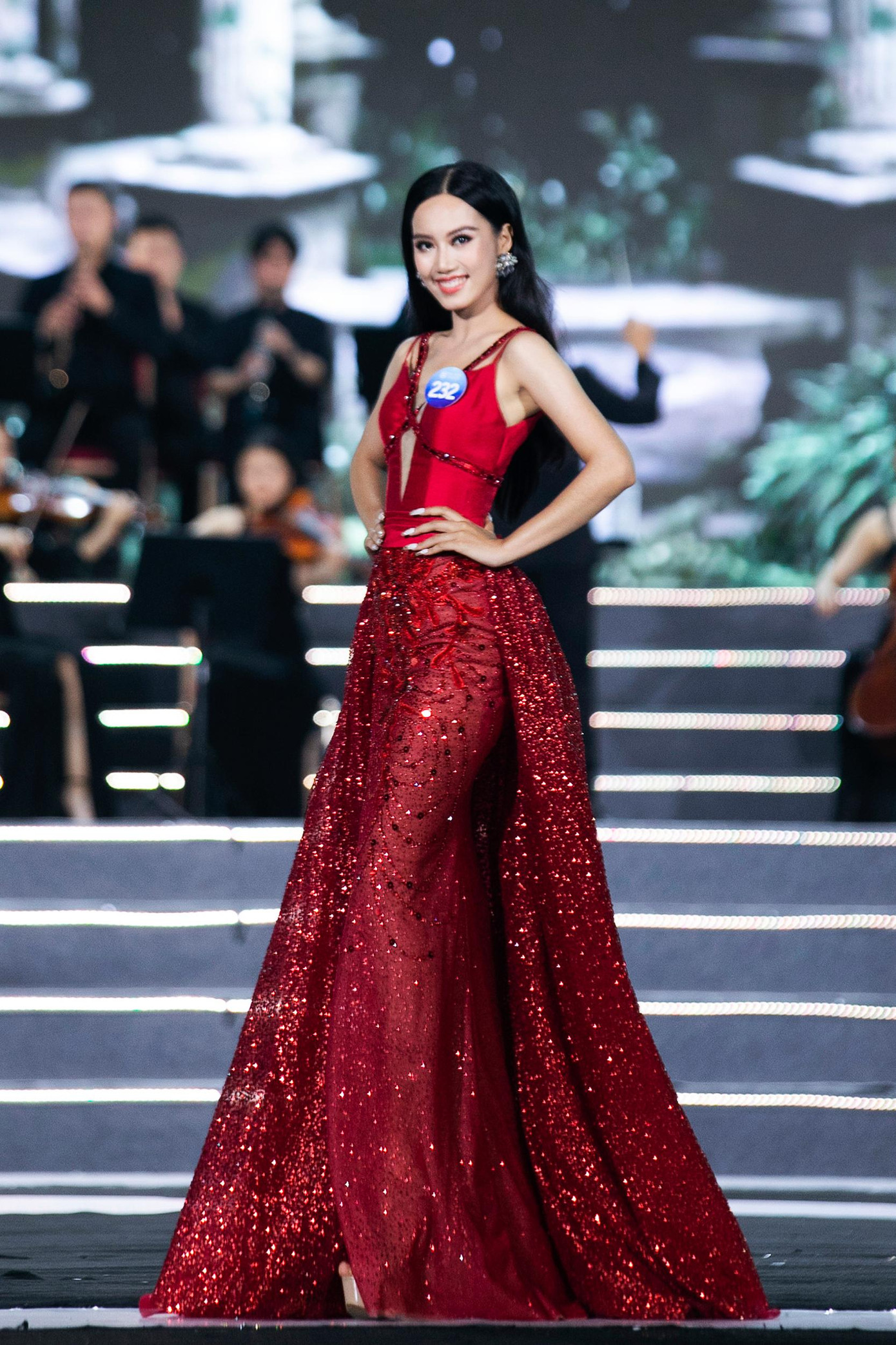 Các cô gái xuất hiện trong các thiết kế hầu hết có phom dáng ôm trọn cơ thể làm bật lên những đường cong mỹ miều.