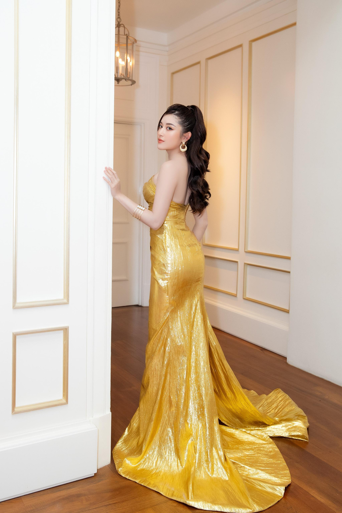 Bộ váy có kiểu dáng đuôi cá giúp Huyền My khoe đường cong sexy và vòng 3 nóng bỏng.