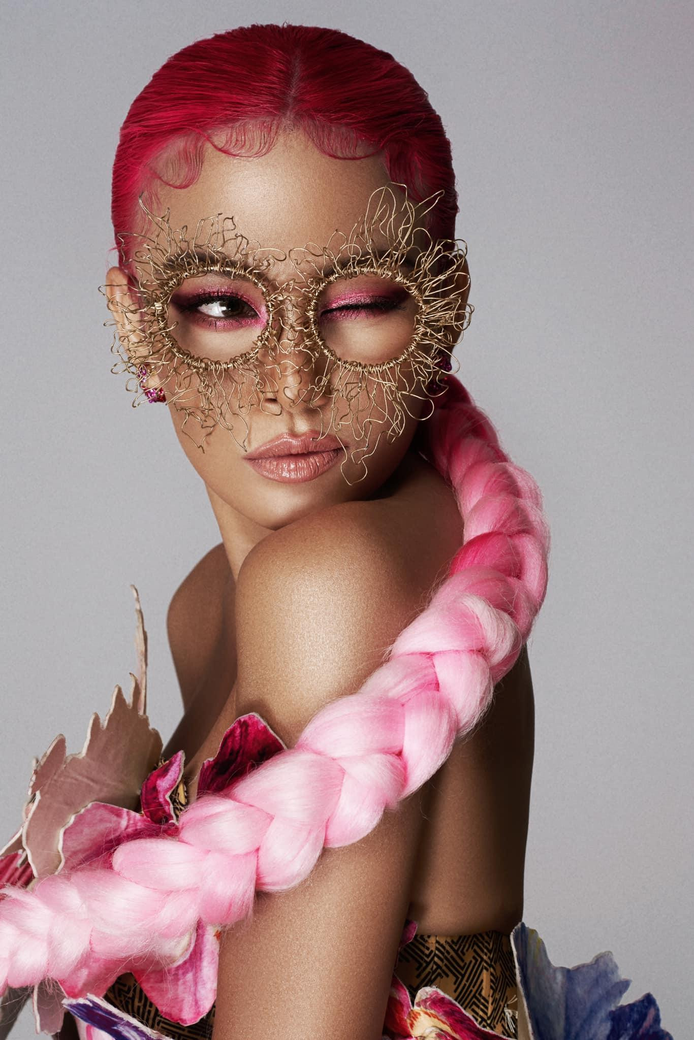 Trong một tạo hình độc đáo khác, Mâu Thuỷ tiếp tục khiến fans trầm trồ ngạc nhiên.