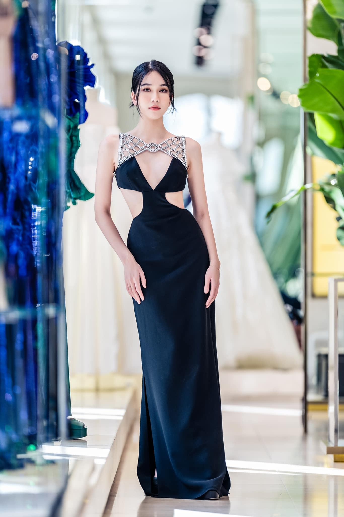 Phương Anh sở hữu chiều cao ấn tượng 1m76 và số đo ba vòng 87-61-93.