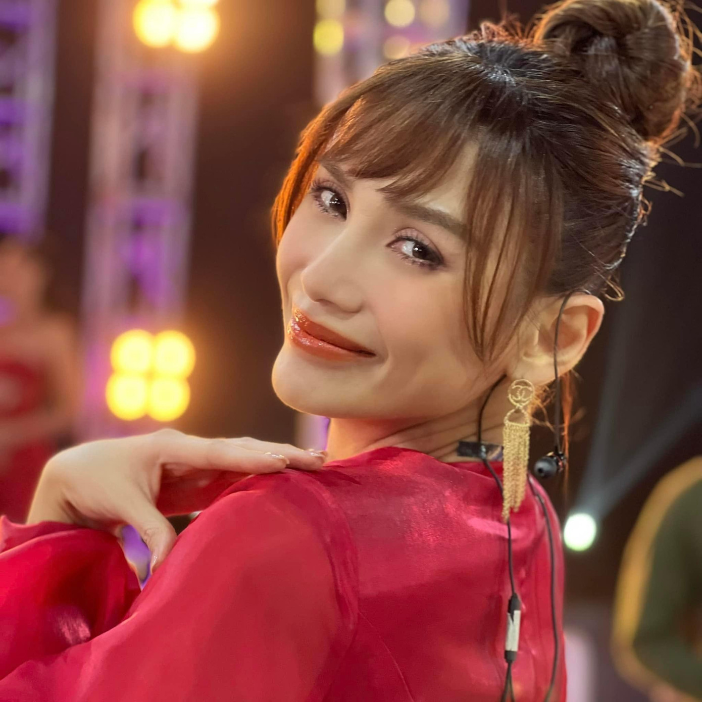 Á hậu Võ Hoàng Yến xinh đẹp với tông màu đỏ nổi bật trên trường quay.