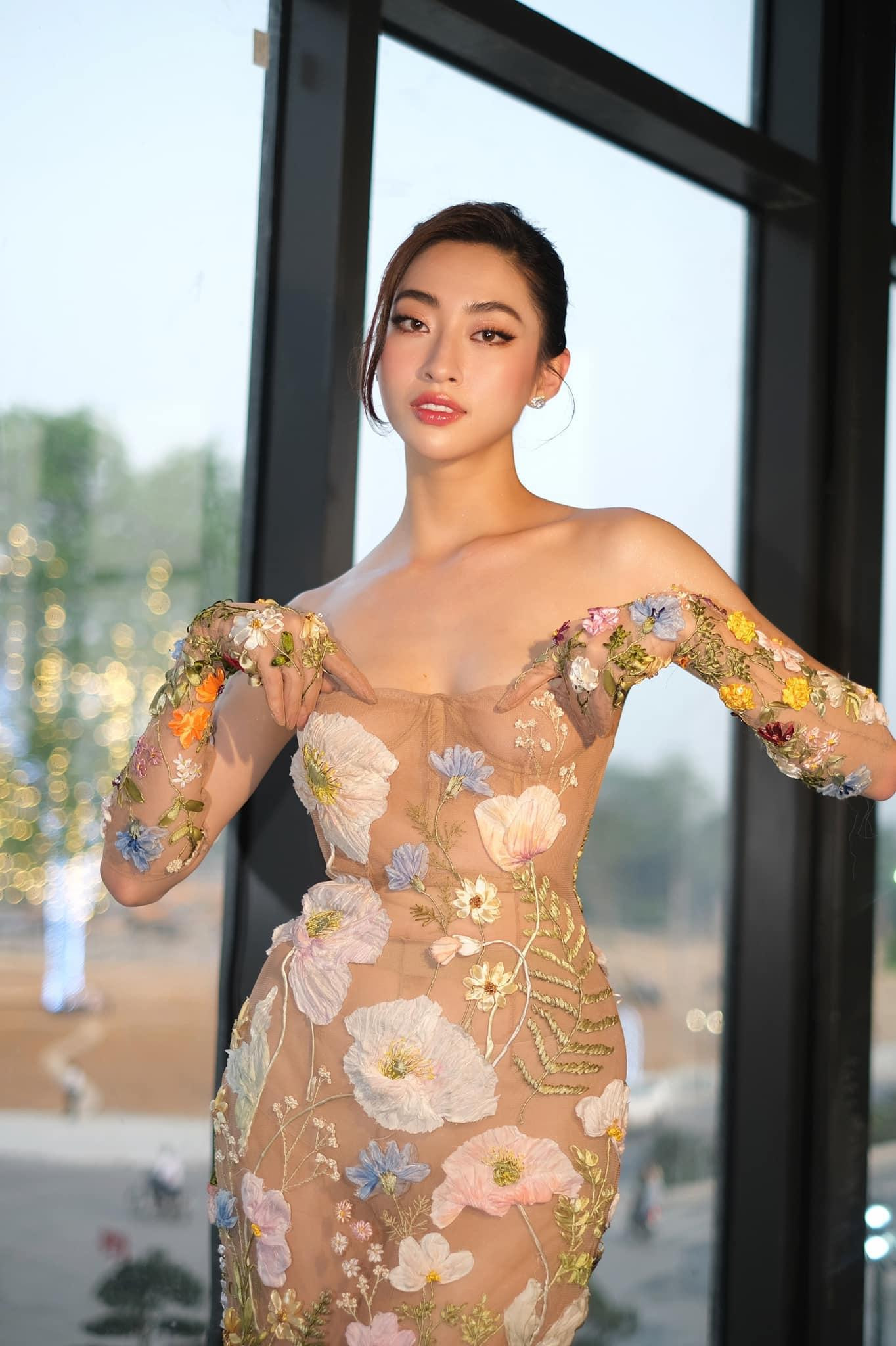 Bộ váy được đính kết rất cầu kỳ và tỉ mỉ với lớp nội y màu nude mang đến cho người đẹp vẻ ngoài lộng lẫy tựa 'nữ thần'.