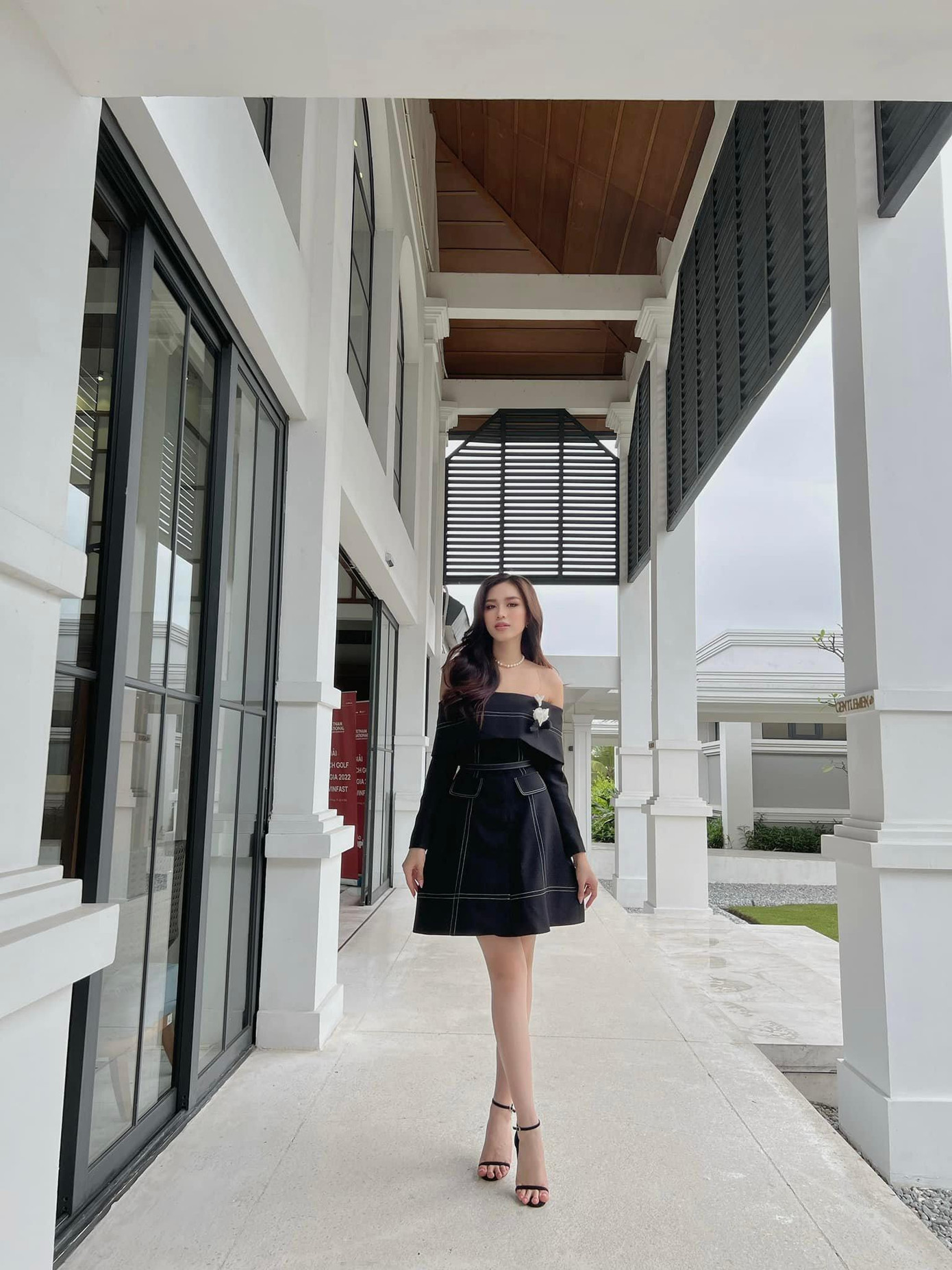 Mới đây, Hoa hậu Đỗ Thị Hà xuất hiện cực kỳ xinh đẹp và yêu kiều trong bộ váy tông màu đen, trễ vai yêu kiều. Mới đây, Hoa hậu Đỗ Thị Hà xuất hiện cực kỳ xinh đẹp và yêu kiều trong bộ váy tông màu đen, trễ vai yêu kiều.