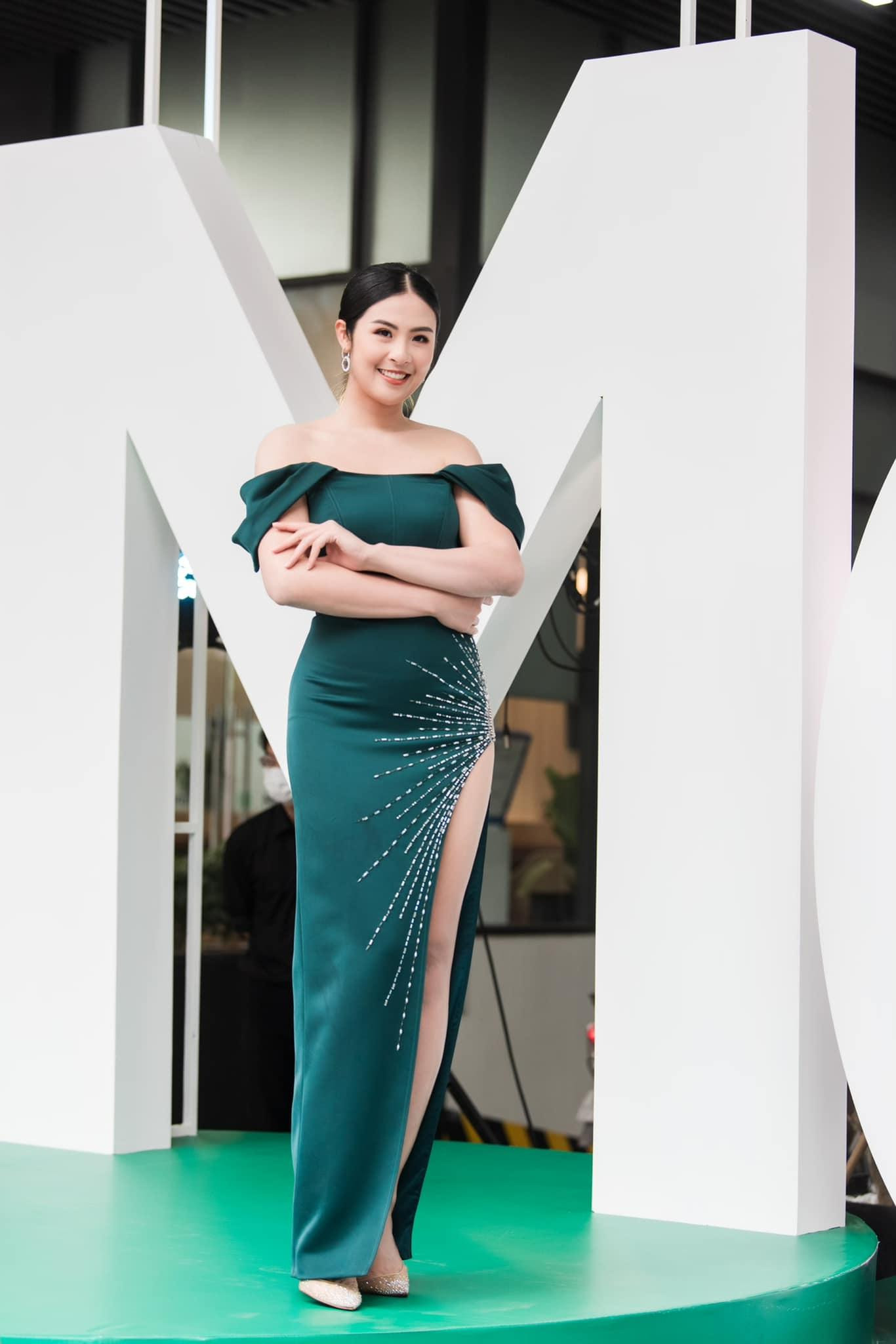 Hoa hậu Ngọc Hân mặc váy dạ hội tông màu xanh, xẻ đùi quyến rũ.