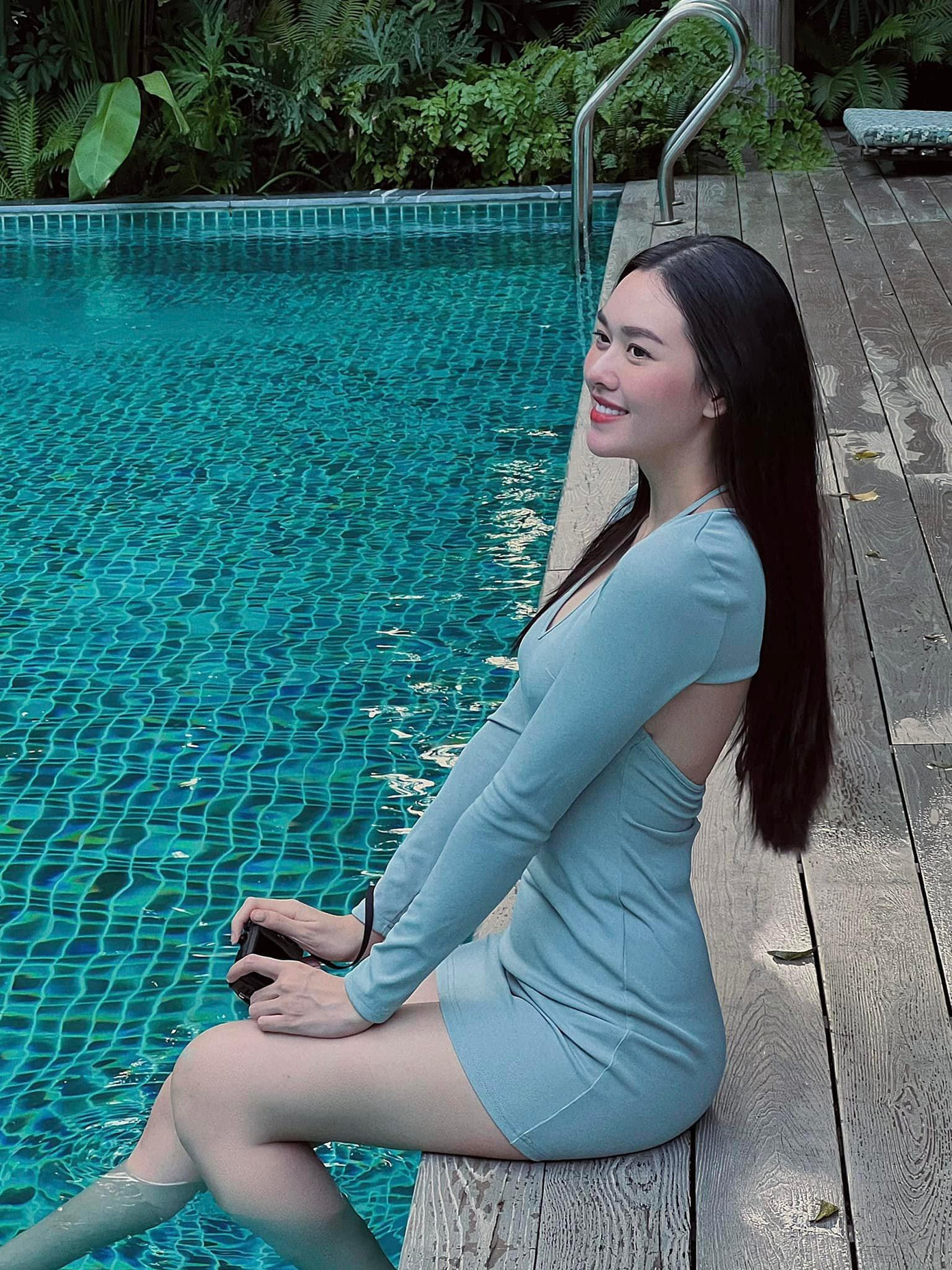 Á hậu Tường San diện váy xanh pastel khoe body quyến rũ.