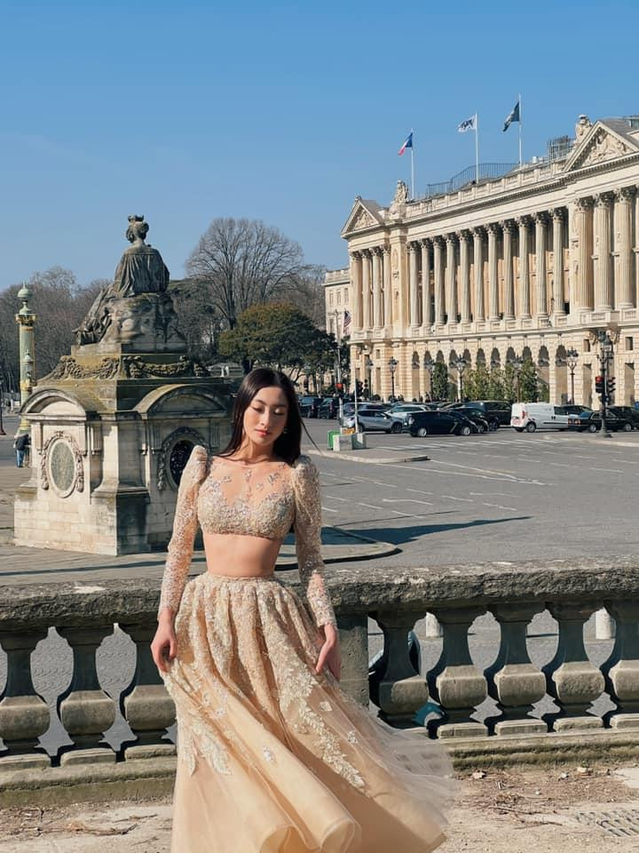 Lương Thuỳ Linh khoe vòng eo siêu bé.