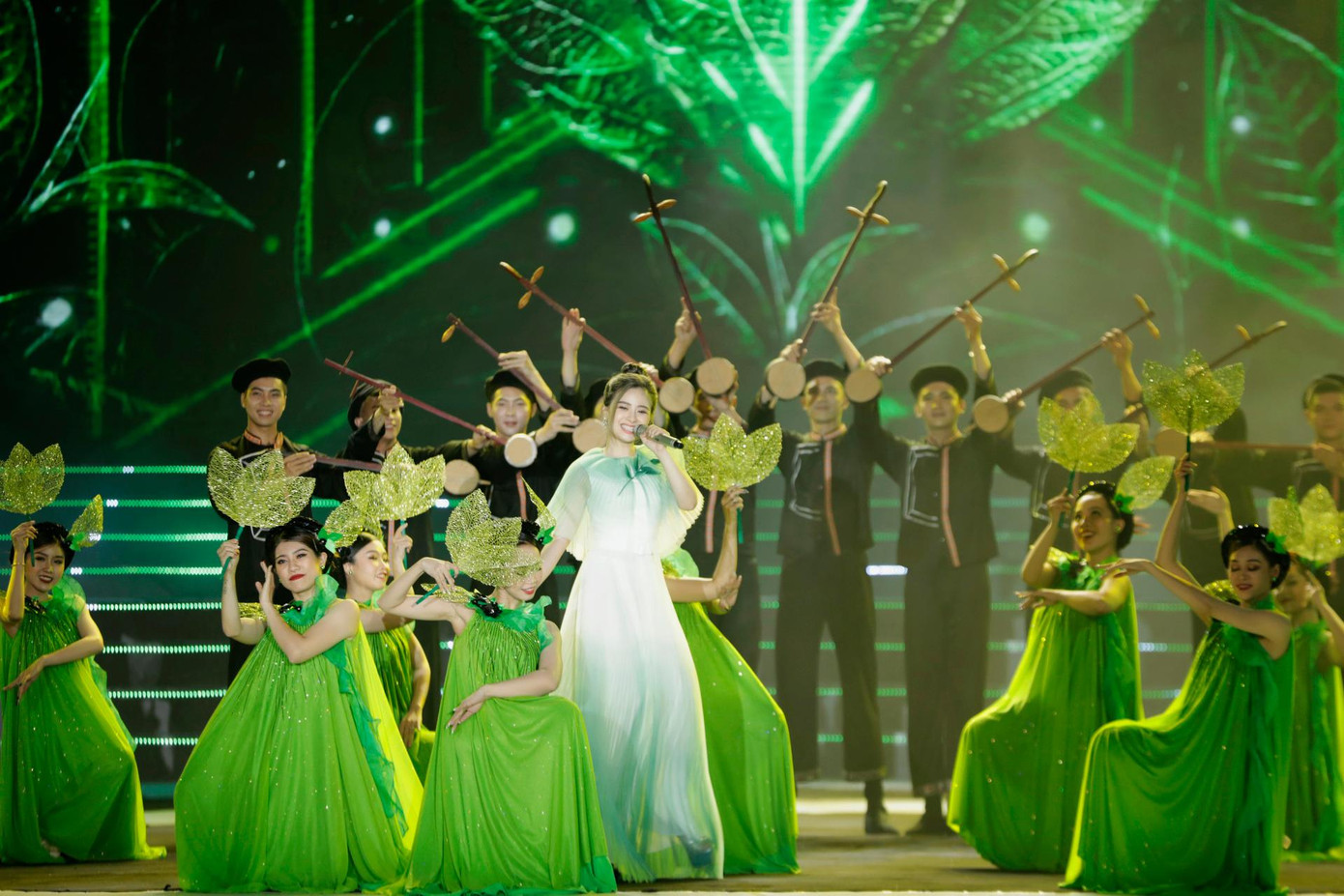 Được tổ chức tại vùng đất “Đệ nhất danh trà” ngay từ phần mở màn của Dương Hoàng Yến và tiết mục đồng diễn của 64 thí sinh đã mang lại không khí vui tươi, rộn ràng của Thái Nguyên như một ngày hội.