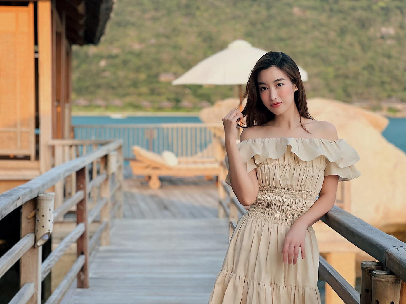 Hoa hậu Đỗ Mỹ Linh diện váy trễ vai quyến rũ và nữ tính trong chuyến du lịch biển.