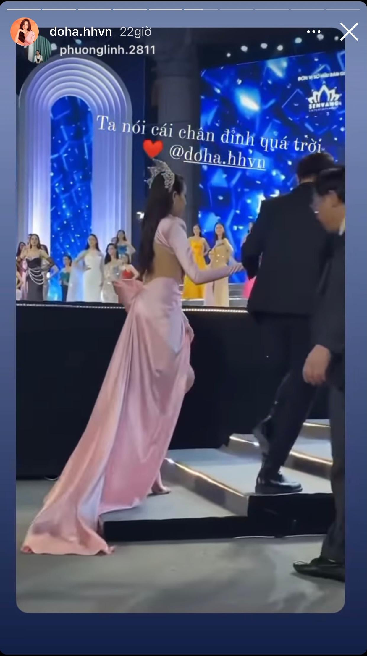 Camera thường của 'team qua đường' đã quay cận cảnh đôi chân của Đỗ Thị Hà.