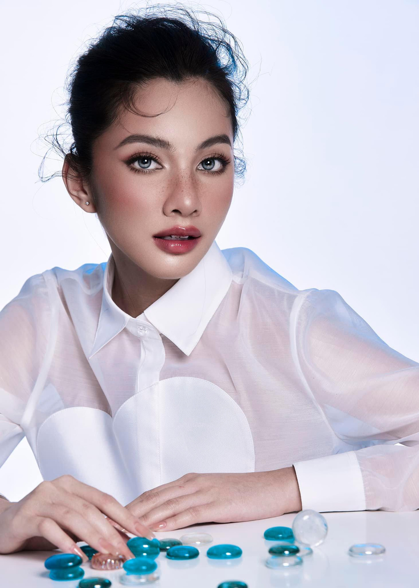 Người đẹp top 15 HHVN 2020 Cẩm Đan đẹp dịu dàng và trong trẻo với gam màu trắng thanh lịch.