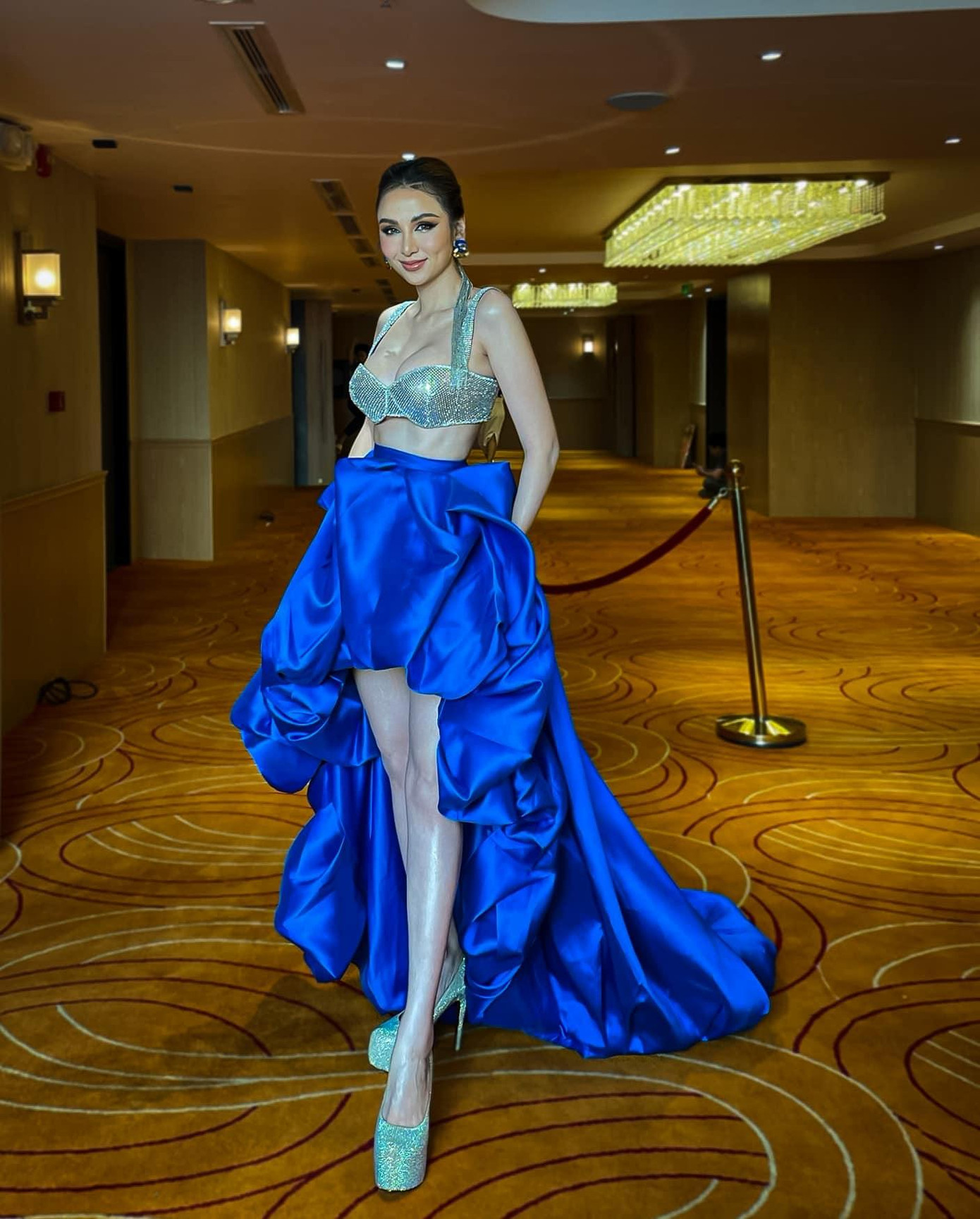 Thiết kế táo bạo mang lại cho Diễm Hương vẻ đẹp sexy.