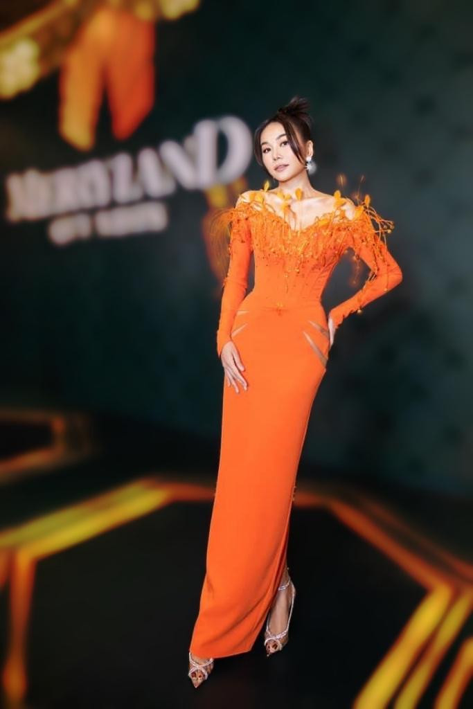 Tại một sự kiện trước đó, siêu mẫu Thanh Hằng cũng diện một thiết kế có kiểu dáng tương tự Thuỳ Tiên.