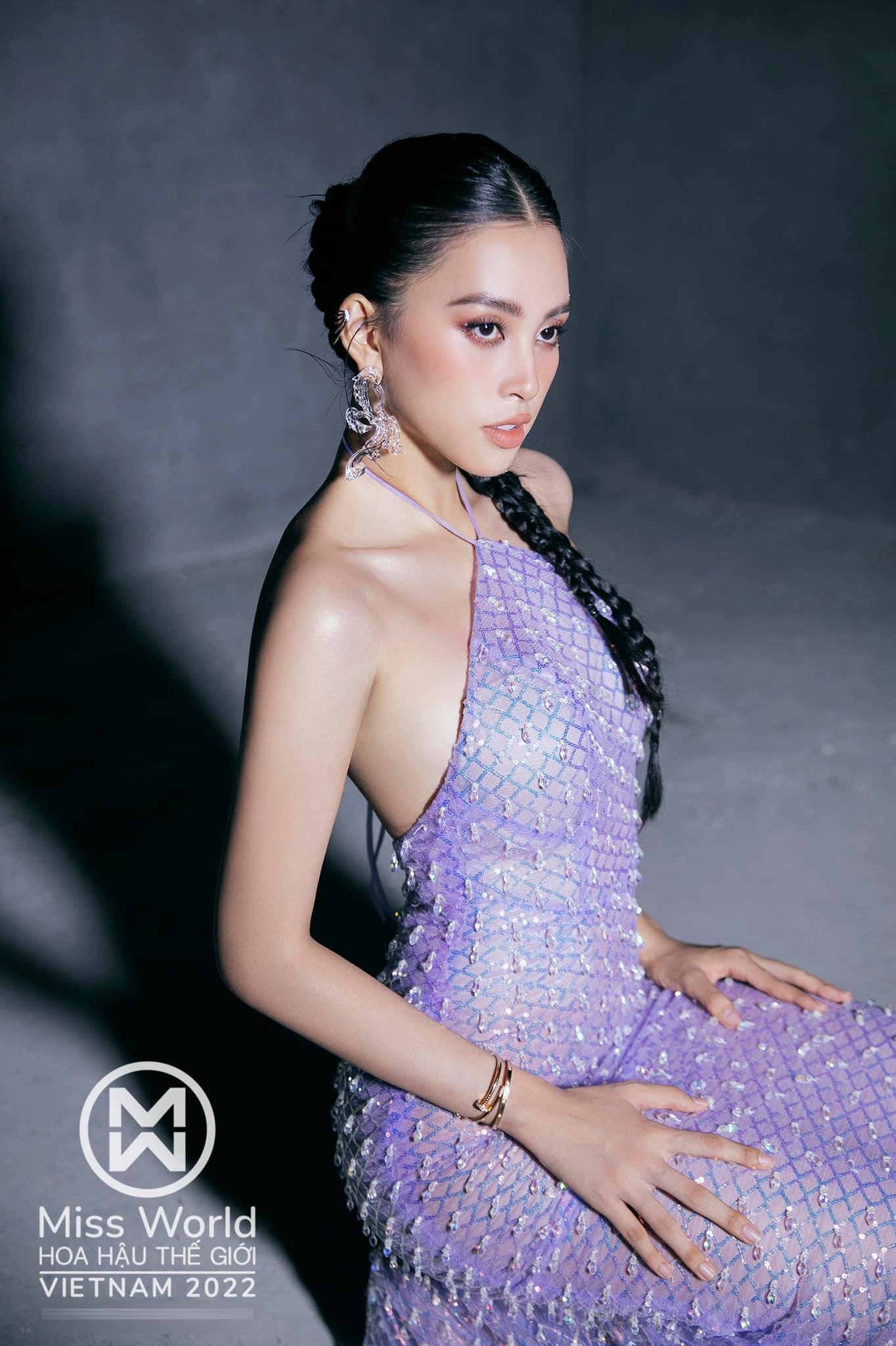 Thiết kế kiểu cổ yếm mang lại vẻ yêu kiều nhưng không kém phần sexy cho Tiểu Vy.