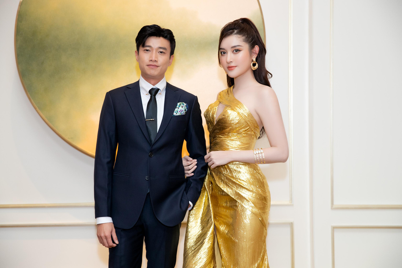 Á hậu Việt Nam 2014 luôn theo dõi, ủng hộ các sản phẩm nghệ thuật của đàn anh, gần nhất là bộ phim Bẫy ngọt ngào. Ngược lại, Quốc Trường khen Huyền My là một cô gái xinh đẹp, đáng yêu và luôn biết quan tâm mọi người.