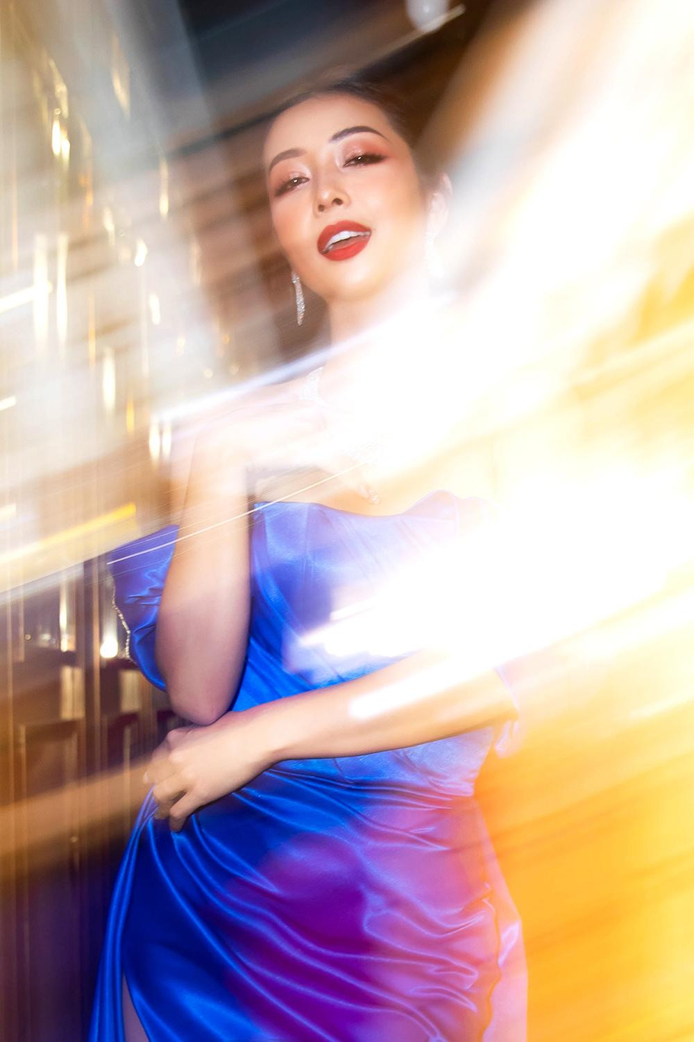 Người đẹp chọn kiểu búi tóc cao sang trọng và sử dụng trang sức ánh bạc lấp lánh.