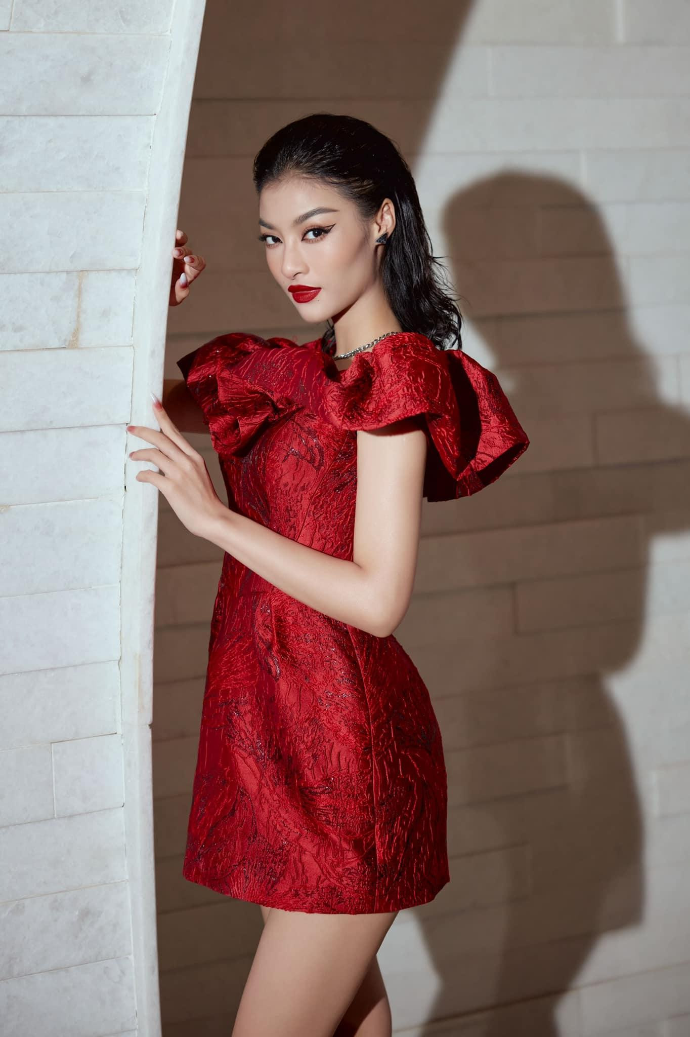 Á hậu Kiều Loan khoe nhan sắc rực rỡ trong bộ váy đỏ yêu kiều.
