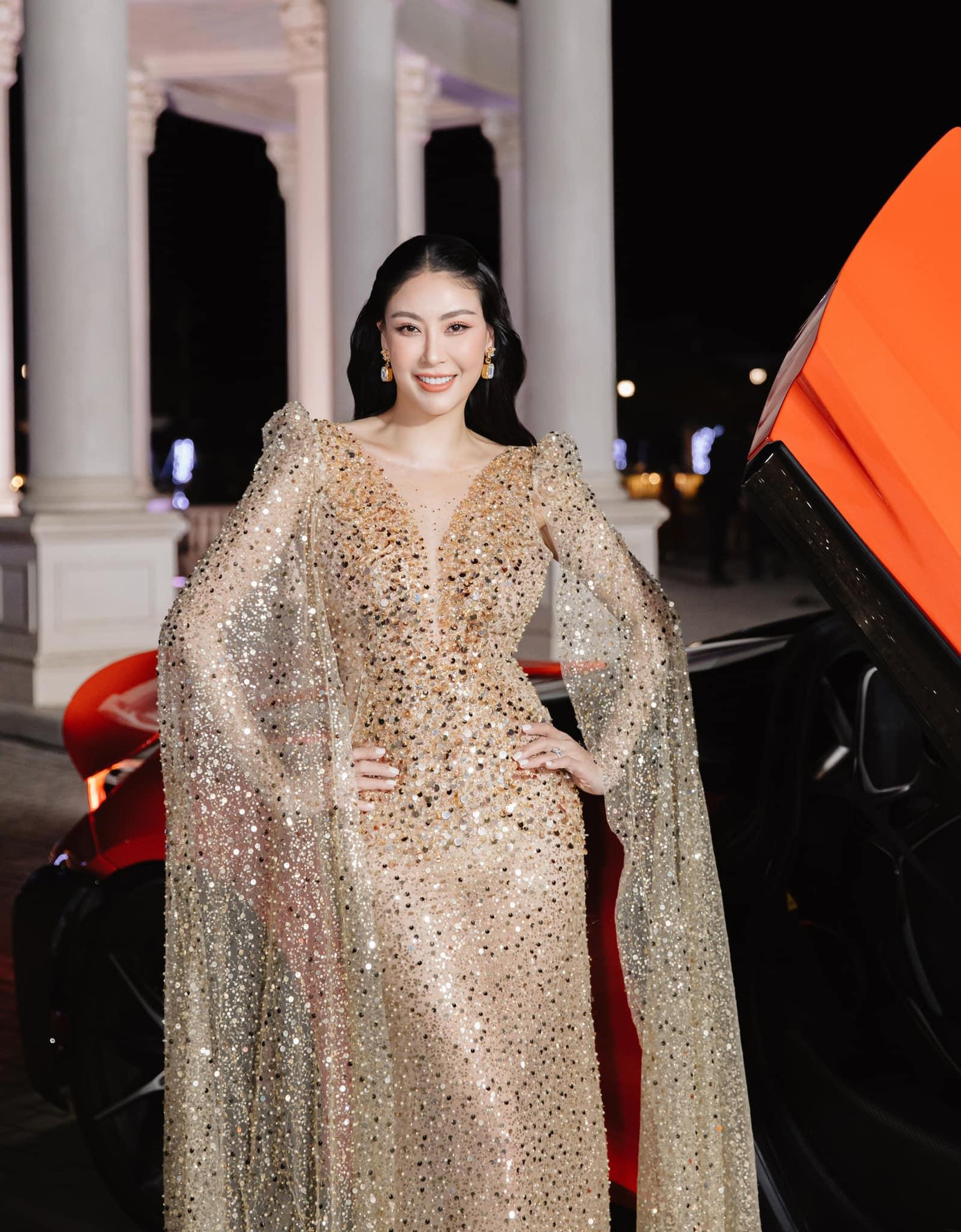 Hoa hậu Hà Kiều Anh đẹp tựa 'nữ thần' với bộ váy sequin lấp lánh, đính kết vô cùng cầu kỳ và tỉ mỉ.