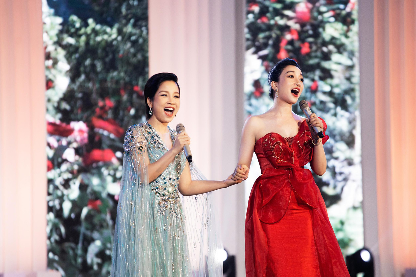 Hai giọng ca Diva Mỹ Linh - Phạm Thu Hà cùng nhau góp giọng trong ca khúc La Vie En Rose trong phần trình diễn dạ hội.