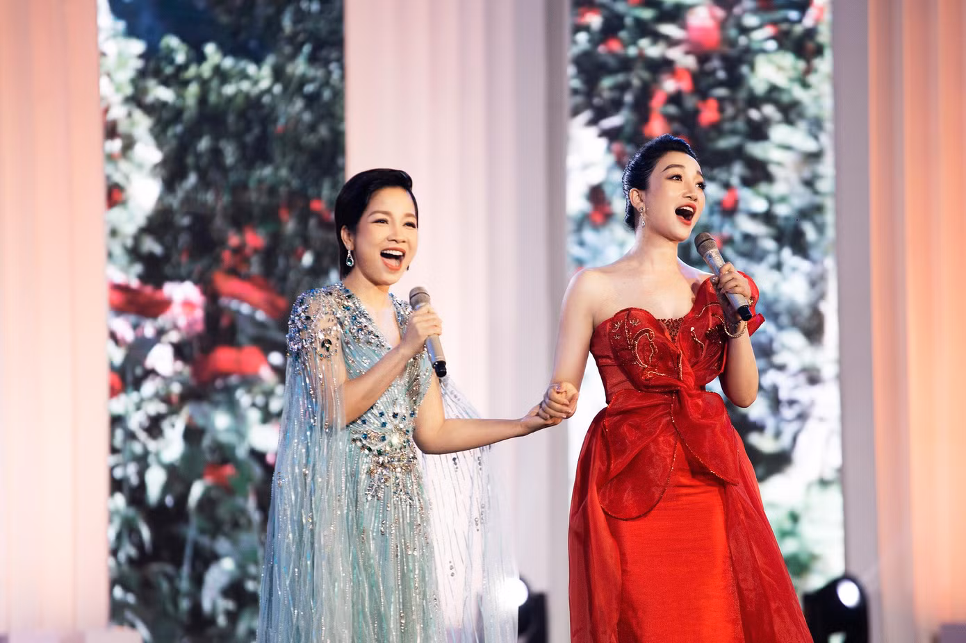 Hai giọng ca Diva Mỹ Linh - Phạm Thu Hà cùng nhau góp giọng trong ca khúc La Vie En Rose trong phần trình diễn dạ hội.