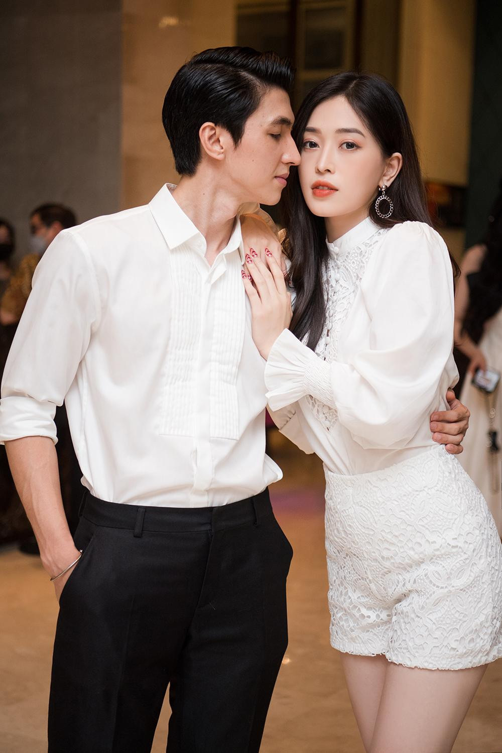 Kể từ sau khi công khai chuyện tình cảm vào dịp Valentine năm 2019, cặp đôi thường xuyên cùng nhau xuất hiện ở các sự kiện và không ngần ngại dành cho đối phương những cử chỉ tình tứ.