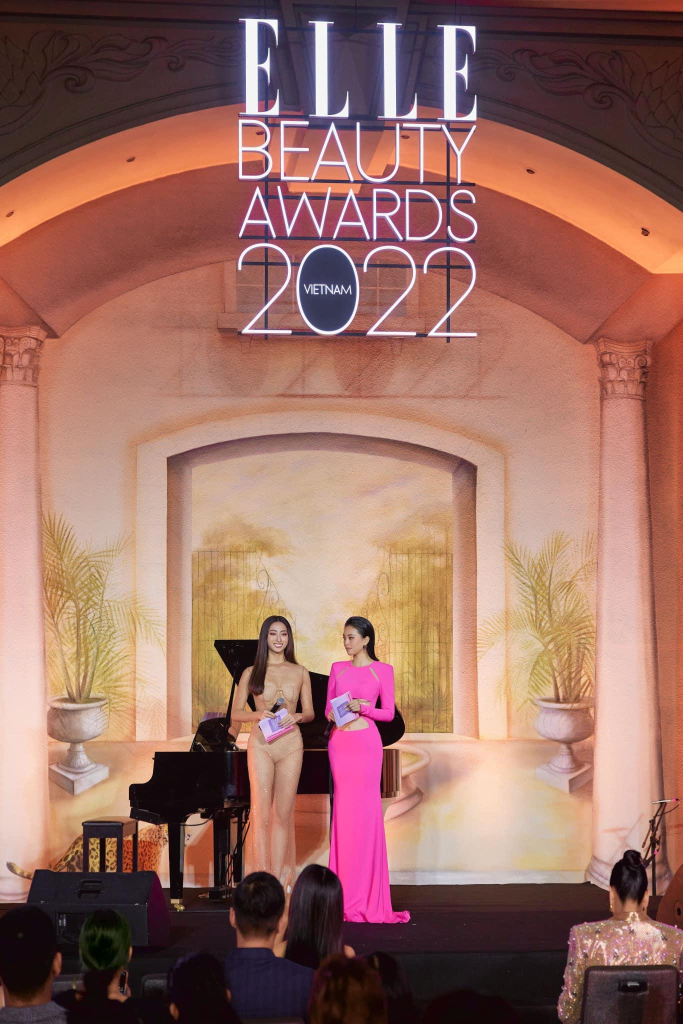 Đây là lần thứ 2 Hoa hậu Tiểu Vy được nhận giải "Gương mặt của năm". Với sức hút và nhan sắc ngày càng xinh đẹp, quyến rũ của mình, Tiểu Vy đang trở thành nàng hậu cực hot, được các nhãn hàng 'săn đón'.