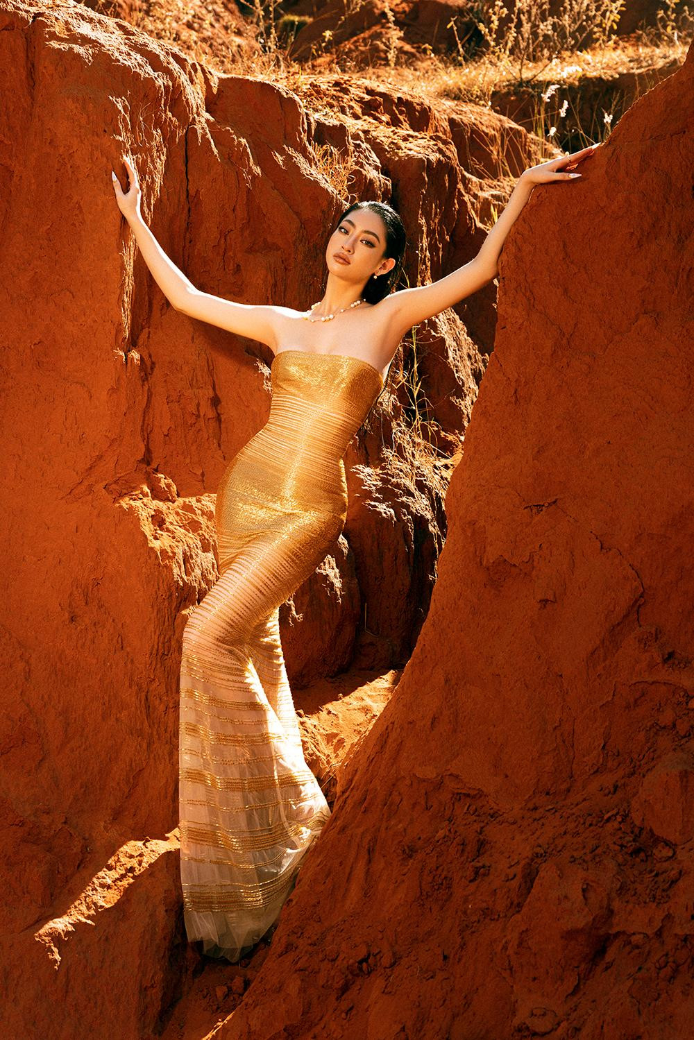 Tạo dáng giữa sa mạc, Lương Thùy Linh đẹp kiêu sa như một 'nữ thần' giữa thiên nhiên hoang dã.