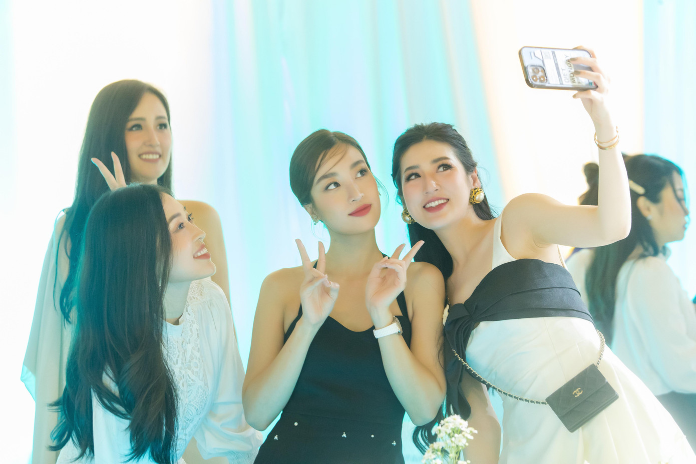 Á hậu Phương Nga vui vẻ khi hội ngộ Hoa hậu Mai Phương Thúy, Đỗ Mỹ Linh và Á hậu Tú Anh tại sự kiện.