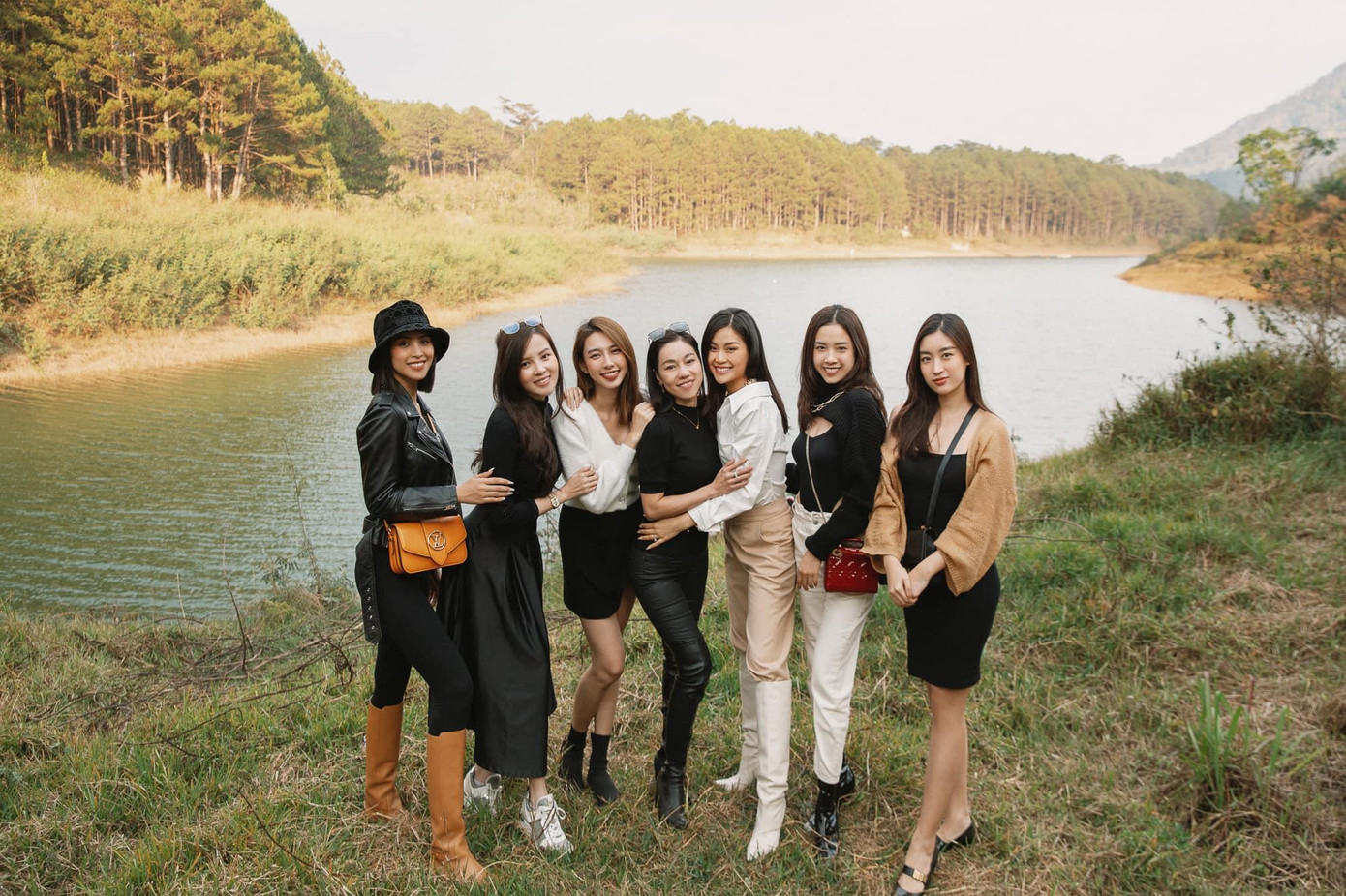 Trong các chuyến đi, các người đẹp đều chọn trang phục đồng điệu.