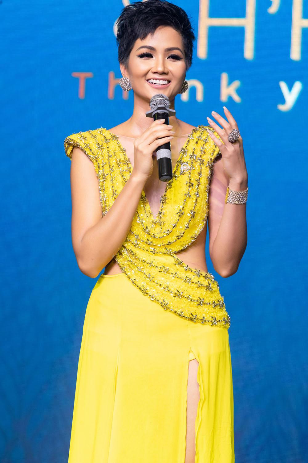 Thiết kế tông màu vàng rực với phần đính kết cầu kỳ mang lại vẻ đẹp lộng lẫy cho H'Hen Niê, giúp cô tái hiện lại khoảnh khắc ấn tượng ở cuộc thi Miss Universe 2018.