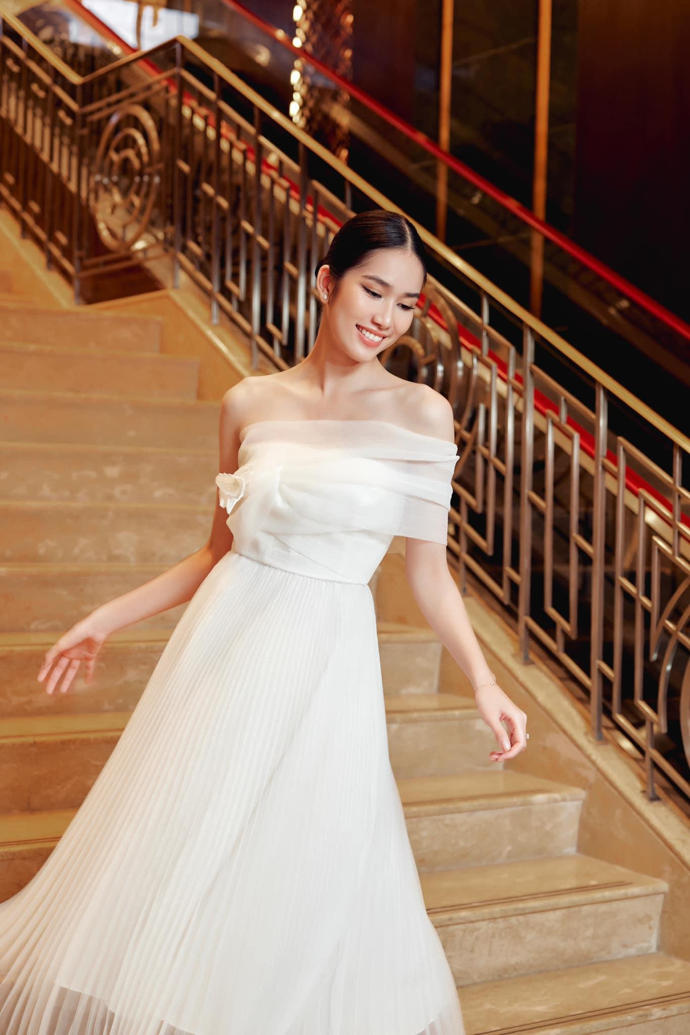 Á hậu Phương Anh đẹp như 'nàng thơ' với bộ váy trắng xếp ly bay bổng.