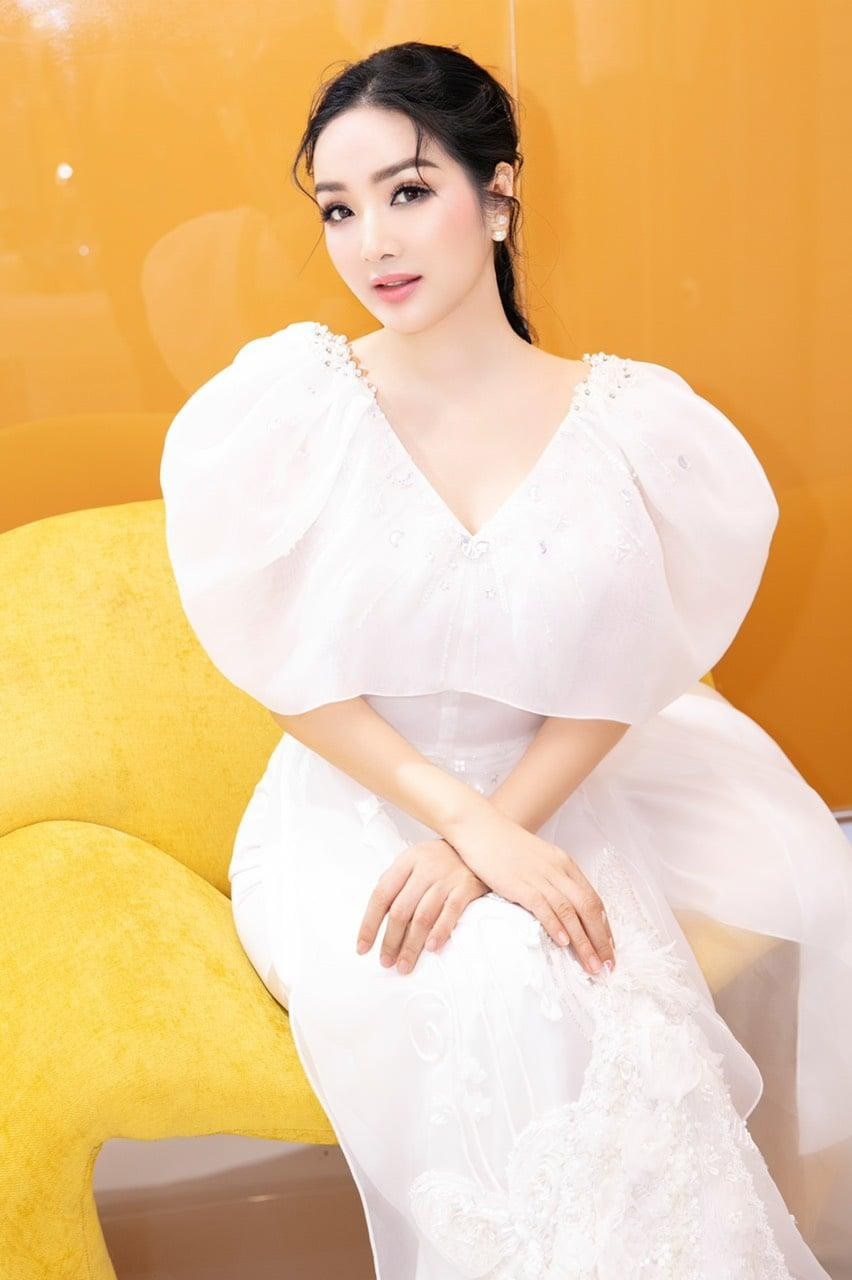 Hoa hậu Đền Hùng Giáng My diện váy trắng cổ chữ V quyến rũ.