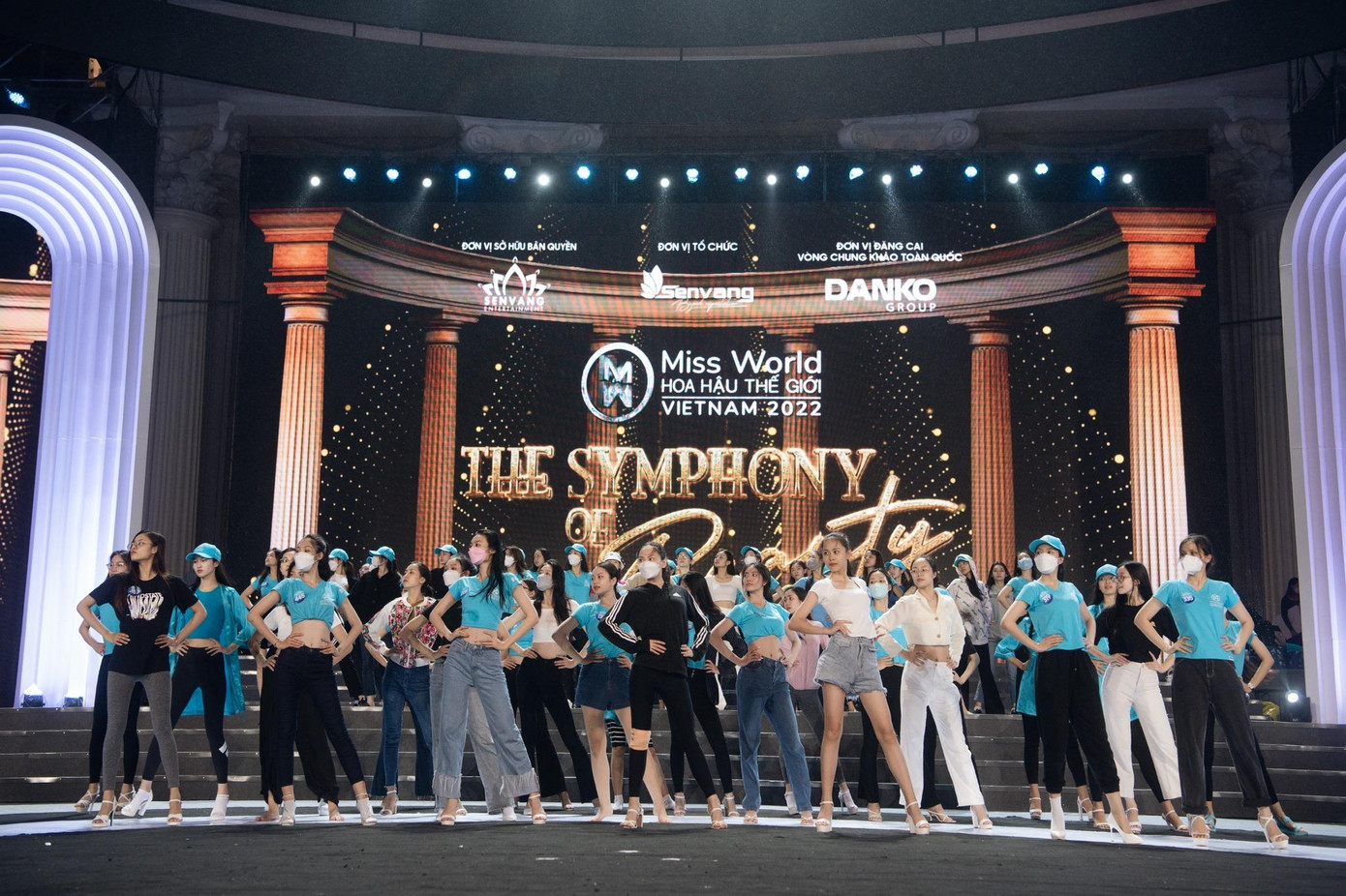 Các thí sinh tập luyện cho đêm chung khảo. Các thí sinh tập luyện cho đêm chung khảo.