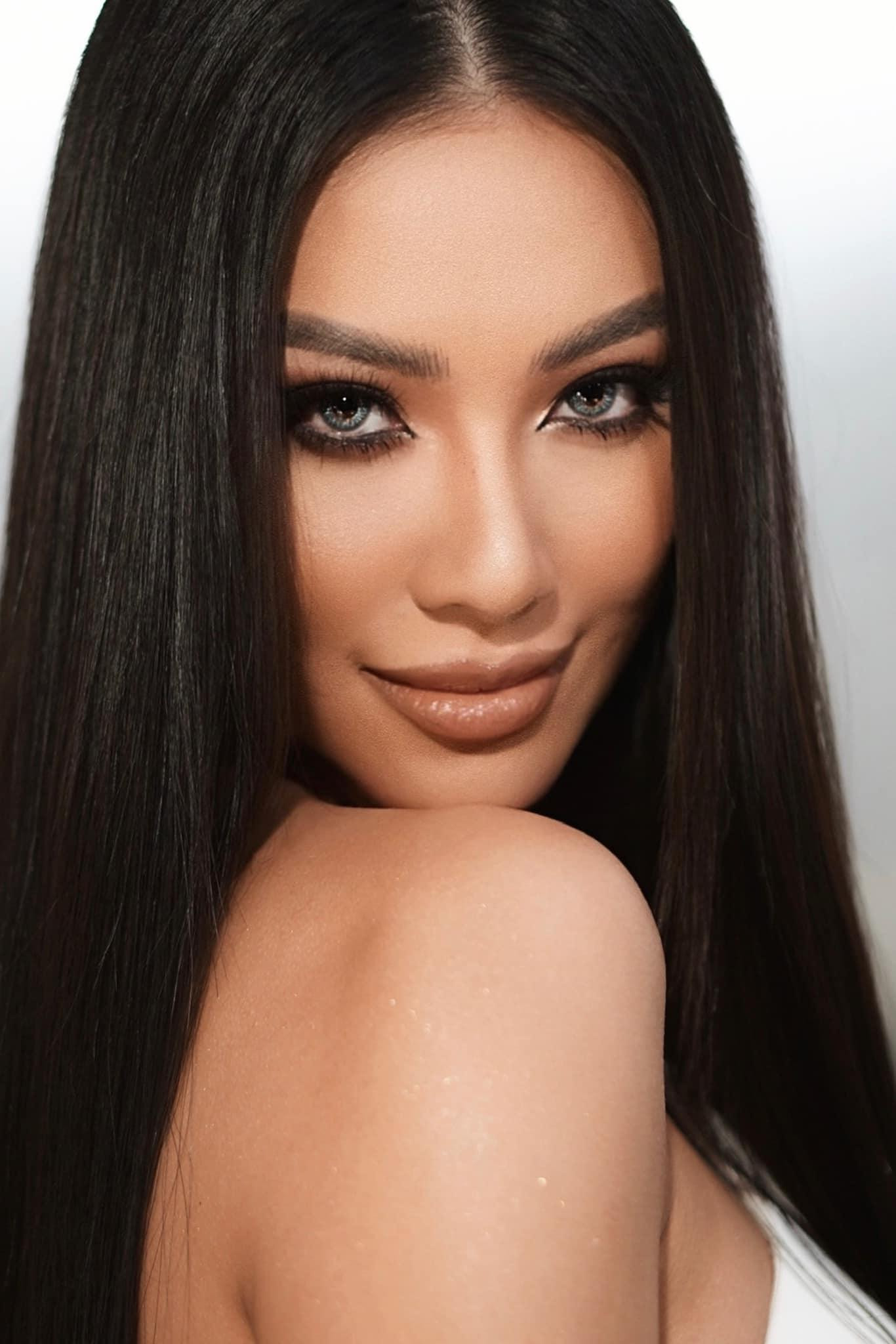 Người đẹp để tóc thẳng và sử dụng phong cách trang điểm mắt khói quyến rũ, cá tính.