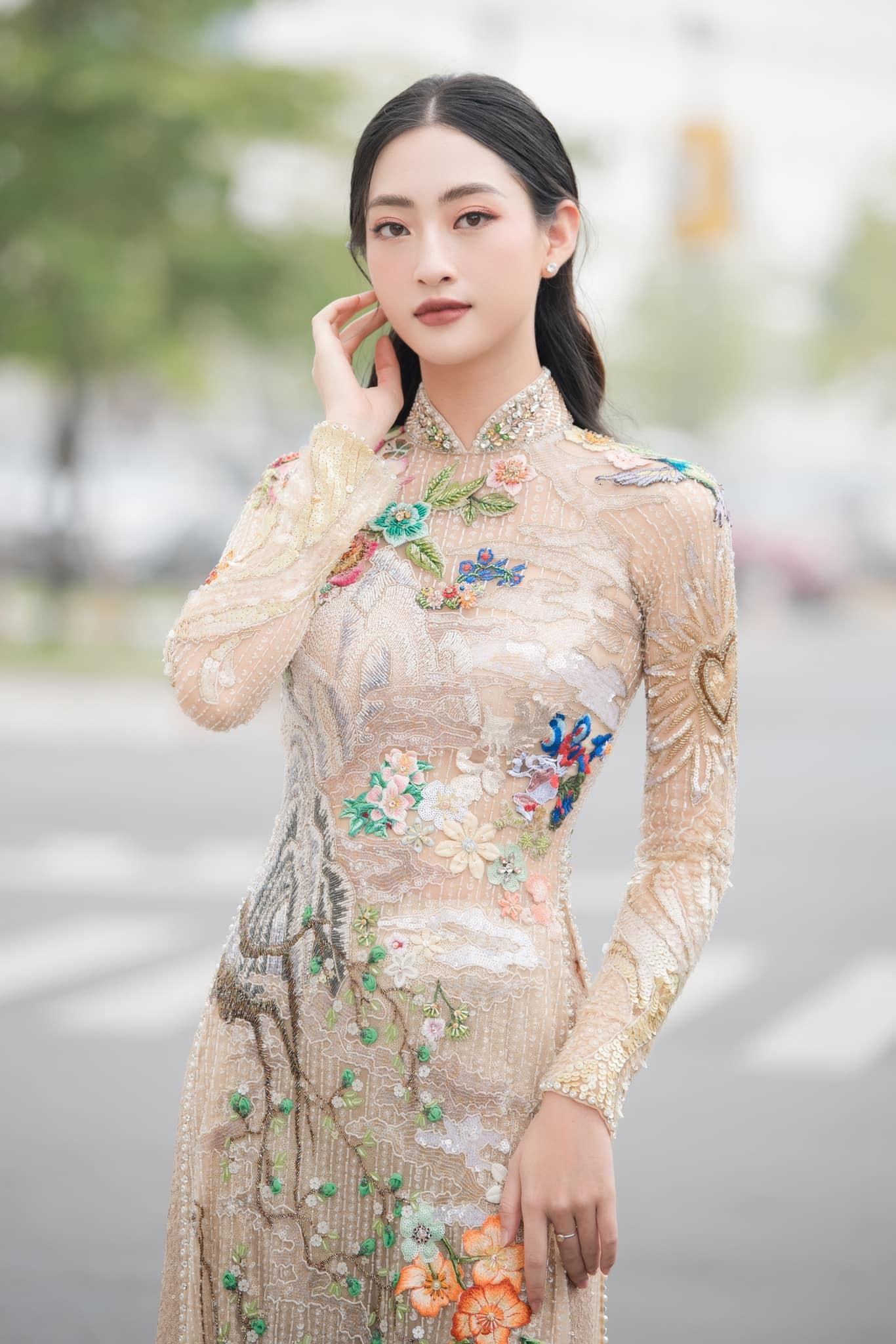 Khi diện áo dài xuyên thấu, Lương Thuỳ Linh cũng khéo léo lựa chọn nội y phù hợp để không tạo cảm giác hở hang.