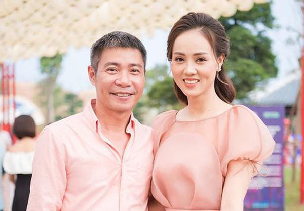 Bà xã của NSND Công Lý chia sẻ cảm xúc vui mừng khi chứng kiến anh đang bình phục sức khỏe và dần trở lại với công việc.