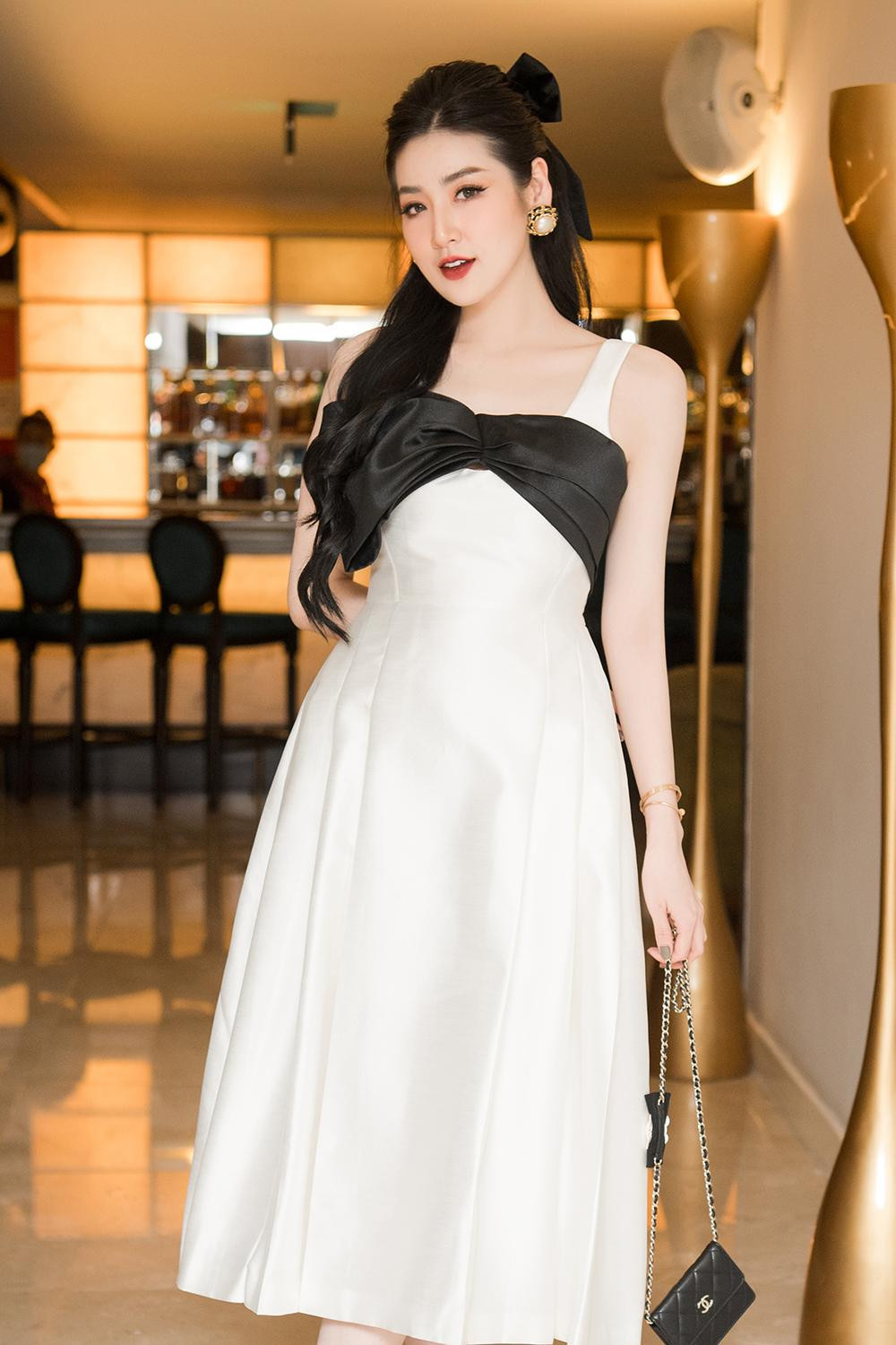 Á hậu Tú Anh yêu kiều với bộ váy tông màu đen - trắng.