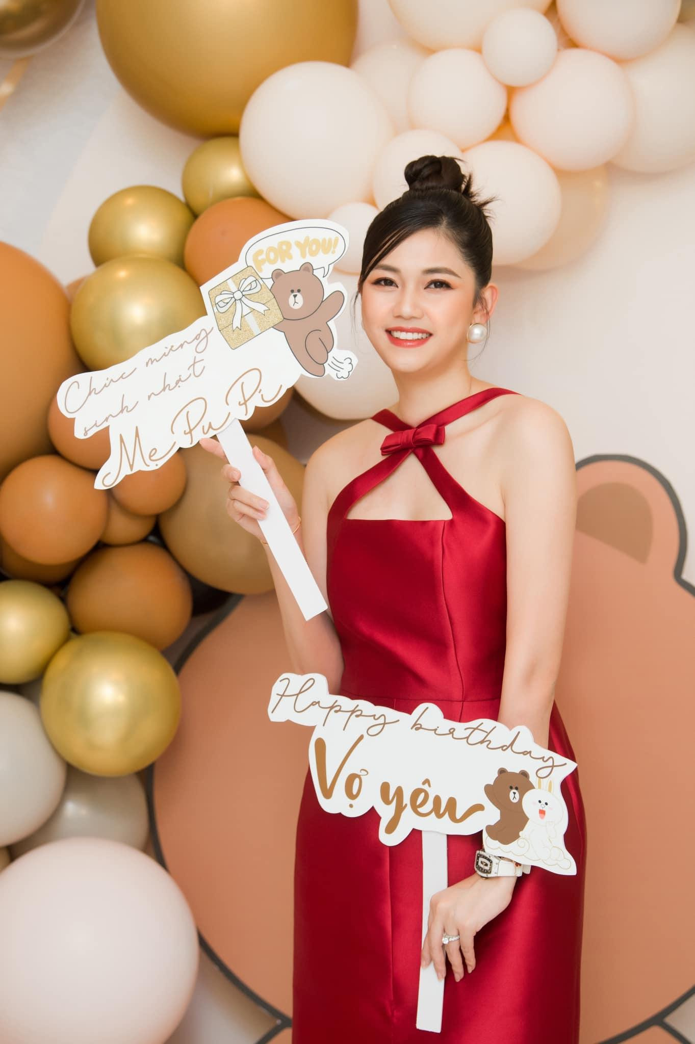 Ông xã của Thanh Tú tự tay tổ chức tiệc sinh nhật rất hoành tráng cho vợ. Ông xã của Thanh Tú tự tay tổ chức tiệc sinh nhật rất hoành tráng cho vợ.