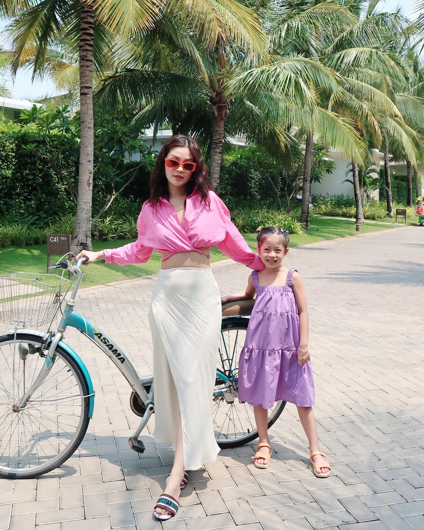 Á hậu Diễm Trang và con gái diện trang phục màu sắc rực rỡ. Á hậu Diễm Trang và con gái diện trang phục màu sắc rực rỡ.