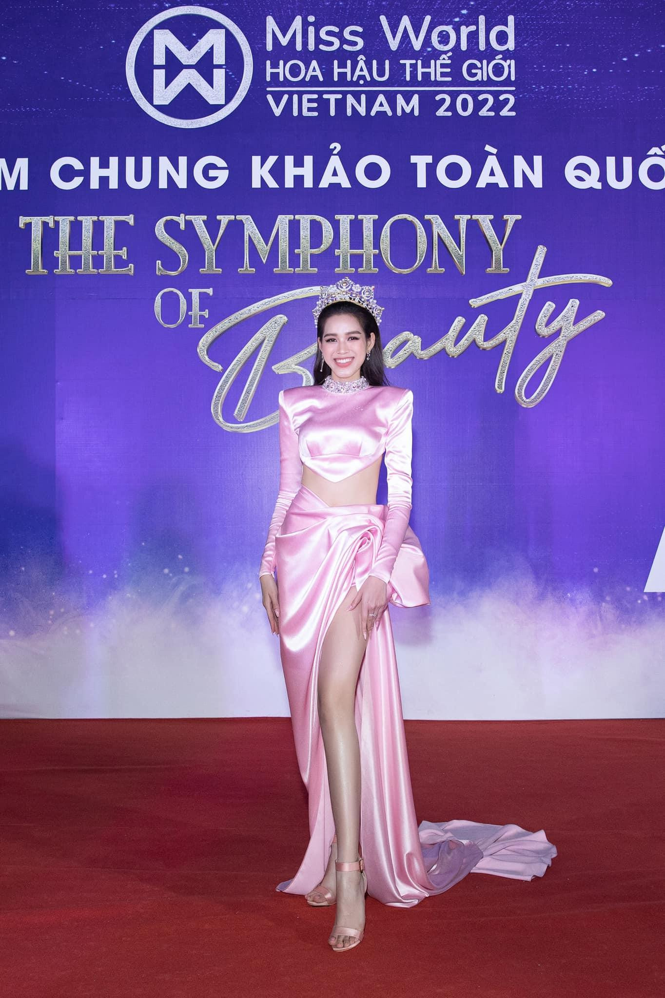 Hoa hậu Đỗ Thị Hà khoe trọn đôi chân dài 1m1 trên thảm đỏ.