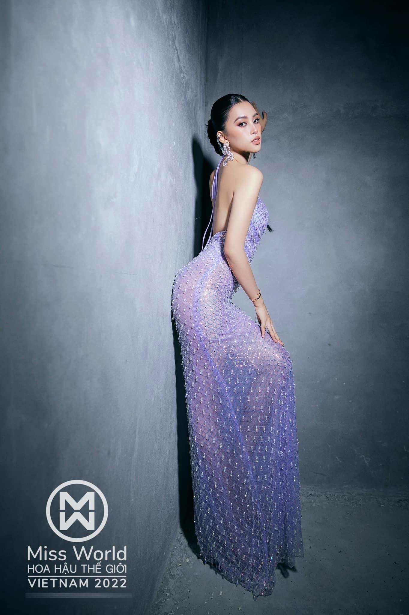 Hoa hậu Tiểu Vy diện váy lưới xuyên thấu tông màu tím khoe vóc dáng sexy.