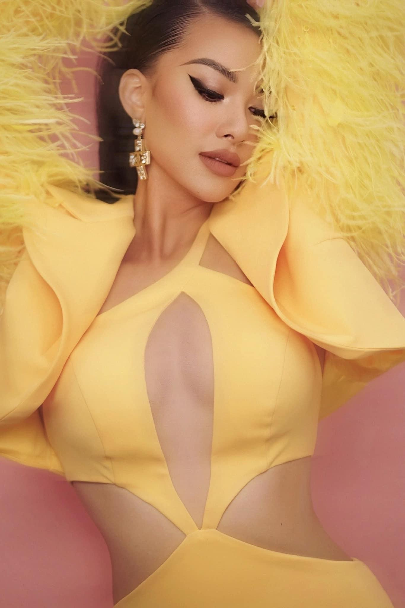 Á hậu Kim Duyên diện váy vàng rực với chi tiết cut-out khoe vòng một táo bạo.