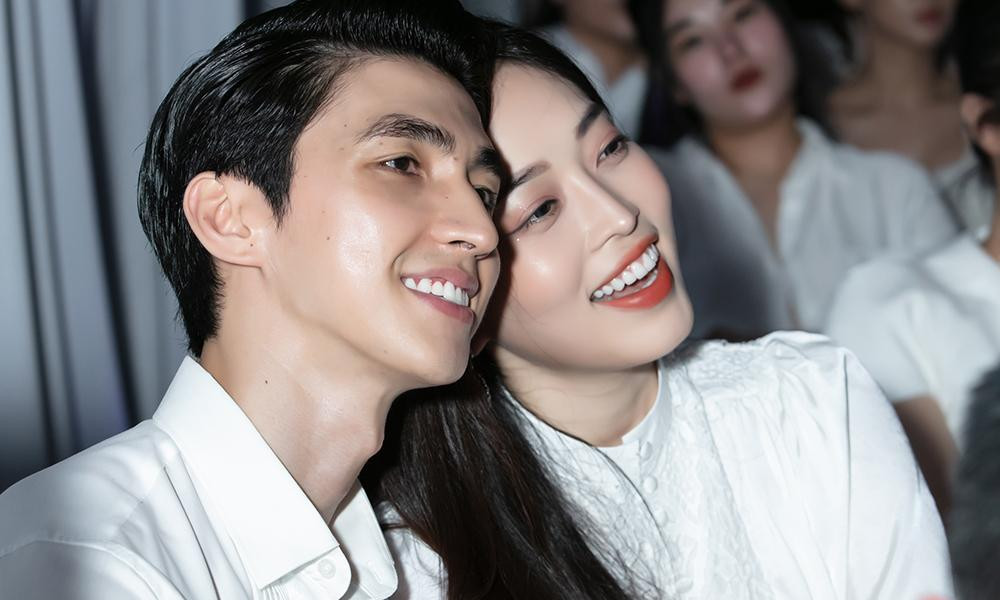 Cả hai không ngần ngại vai kề vai.