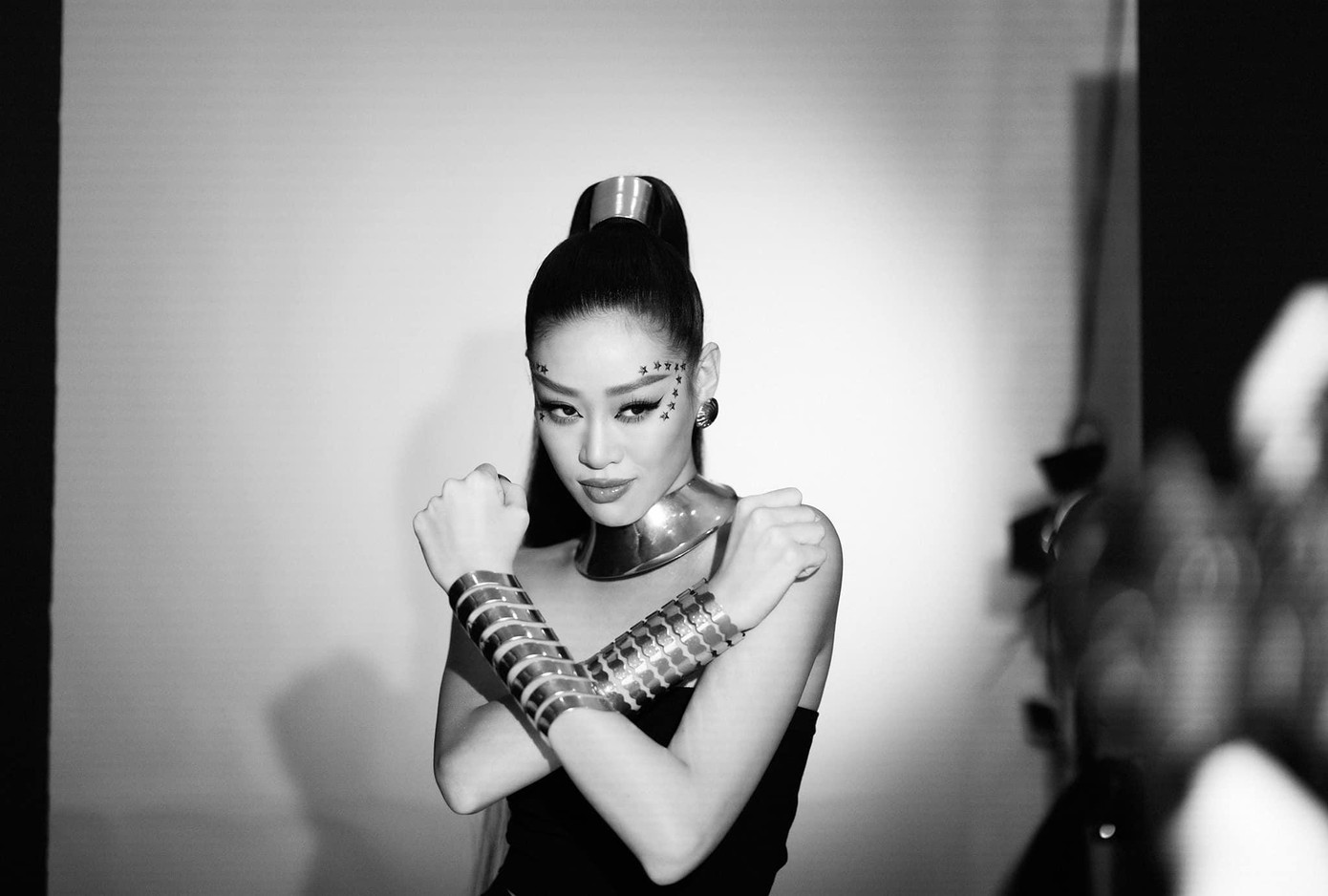 Hoa hậu Khánh Vân hoá 'nữ chiến binh' cá tính và mạnh mẽ.