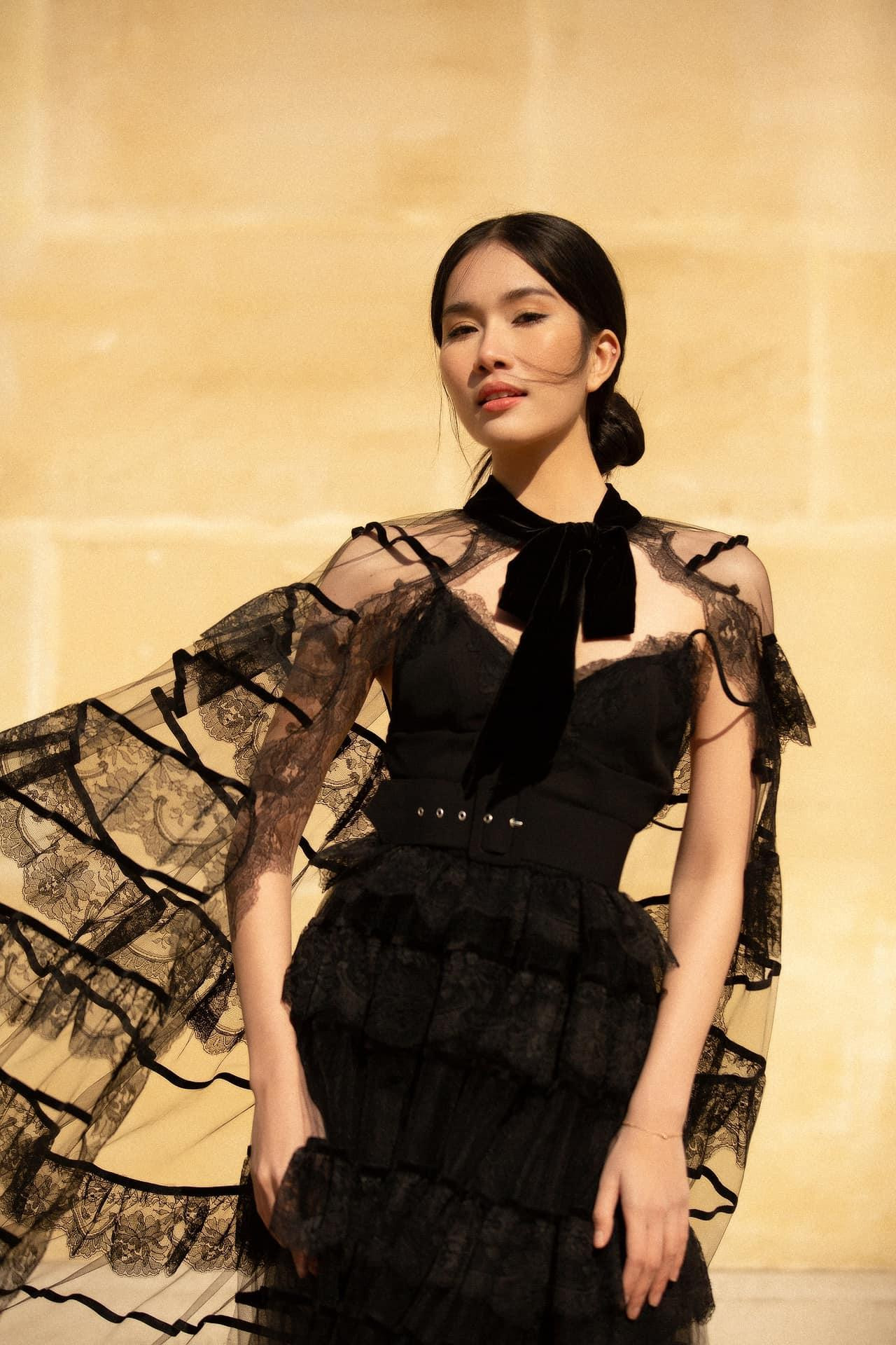 Á hậu Việt Nam 2020 khoe dáng xinh đẹp với váy ren xuyên thấu.