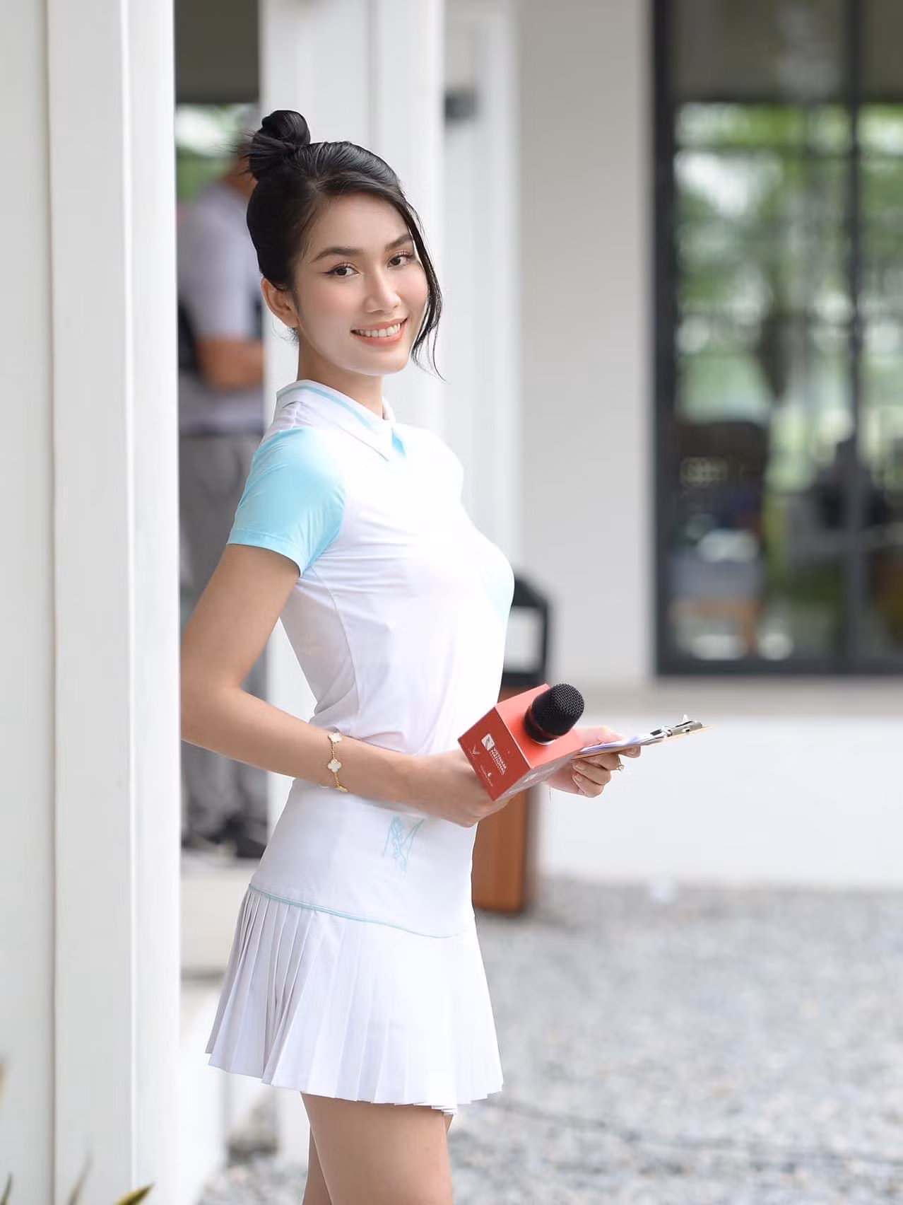 Á hậu Phương Anh diện trang phục nhẹ nhàng, nữ tính khi làm MC.