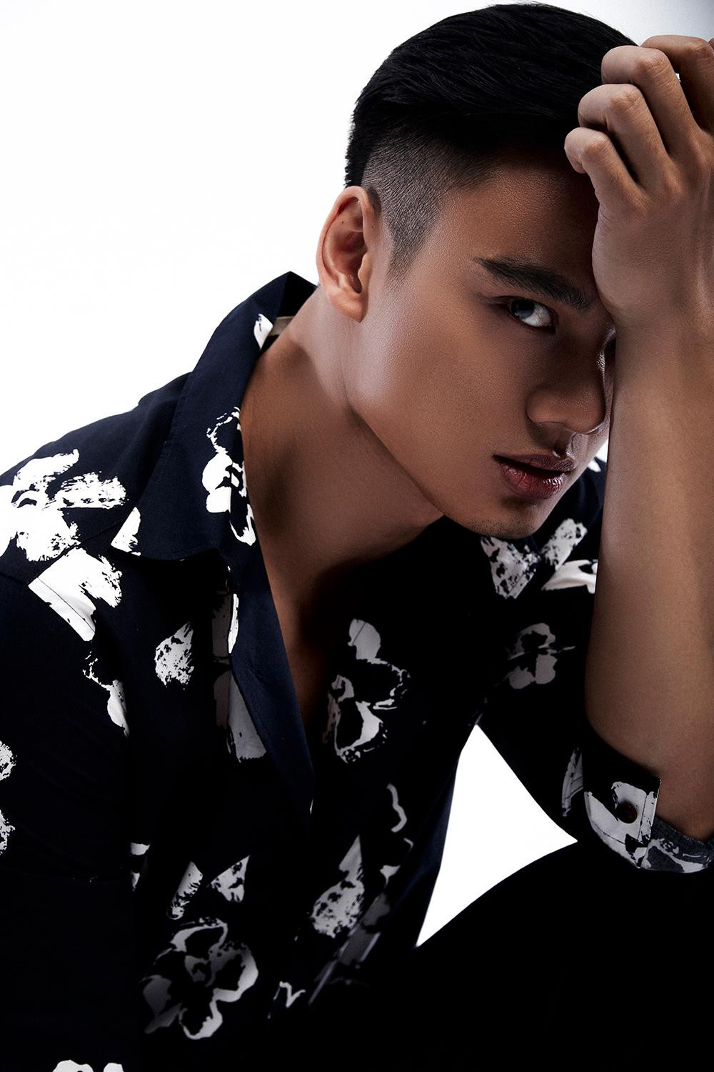 Minh Khắc diện trang phục tông đen lịch lãm. Anh chàng được đánh giá là một trong những ứng viên tiềm năng trong đêm chung kết.