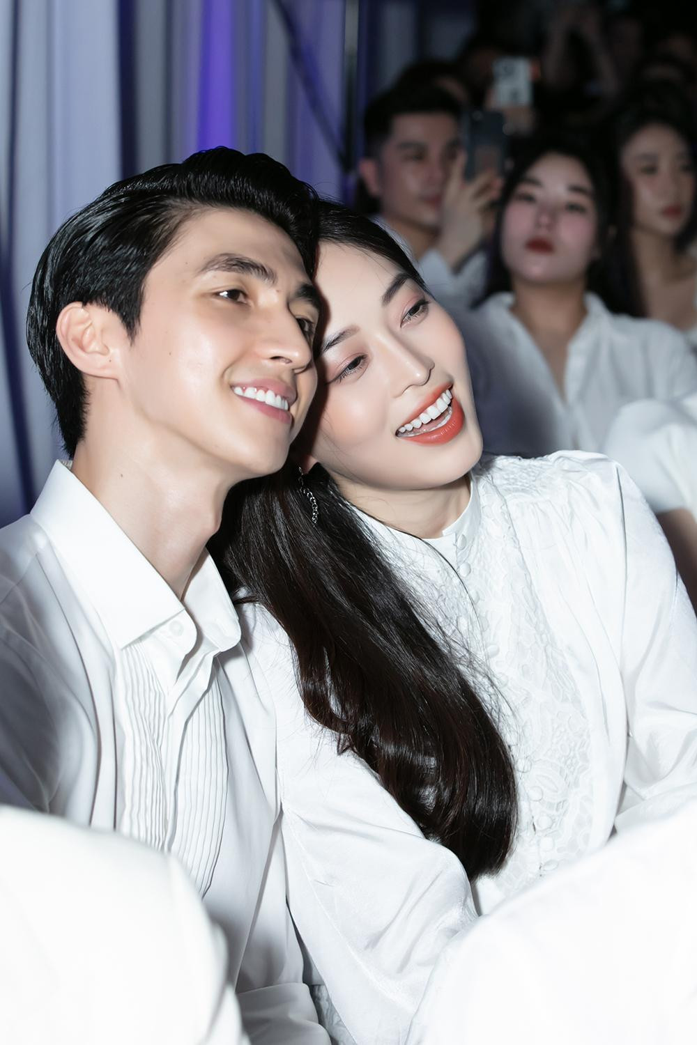 Ngắm những hình ảnh tình tứ của cặp đôi, các fans càng thêm thúc giục họ sớm về chung một nhà.