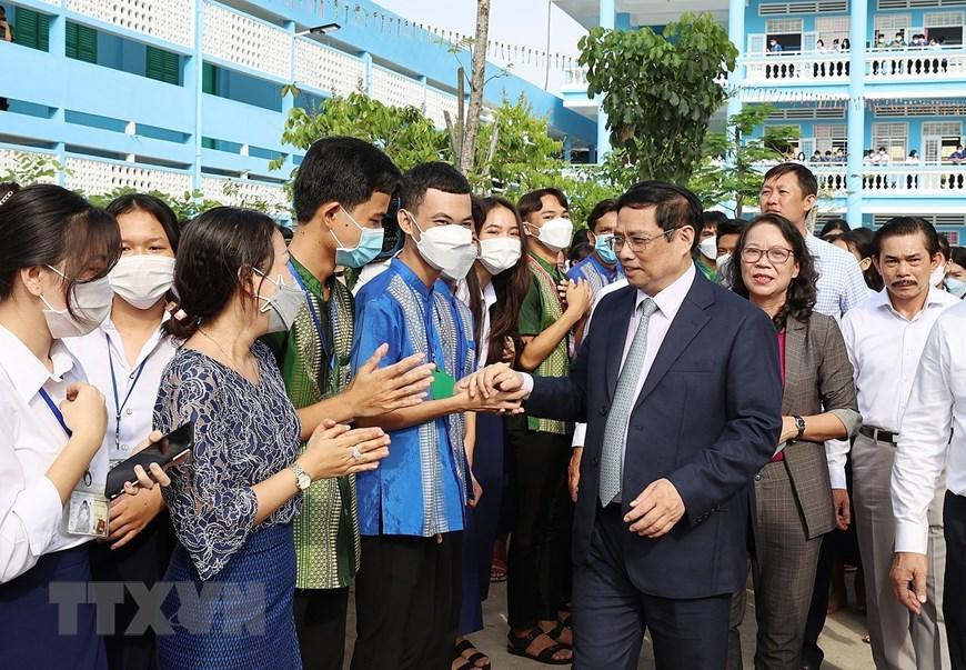 Thủ tướng Phạm Minh Chính với học sinh trường THPT Dân tộc nội trú Huỳnh Cương. (Ảnh: Dương Giang-TTXVN) Thủ tướng Phạm Minh Chính với học sinh trường THPT Dân tộc nội trú Huỳnh Cương. (Ảnh: Dương Giang-TTXVN)