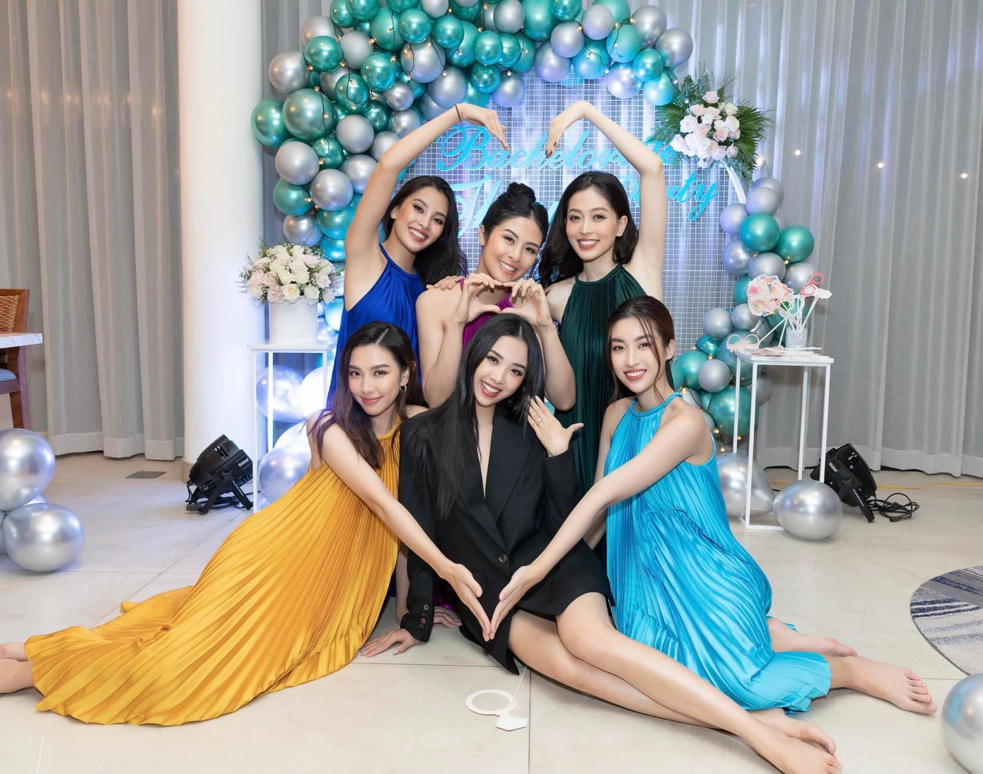 Dàn người đẹp thân thiết chủ động lựa chọn những trang phục ton-sur-ton, trong khi đó chủ nhân của bữa tiệc là Á hậu Thúy An diện vest đen nổi bật.